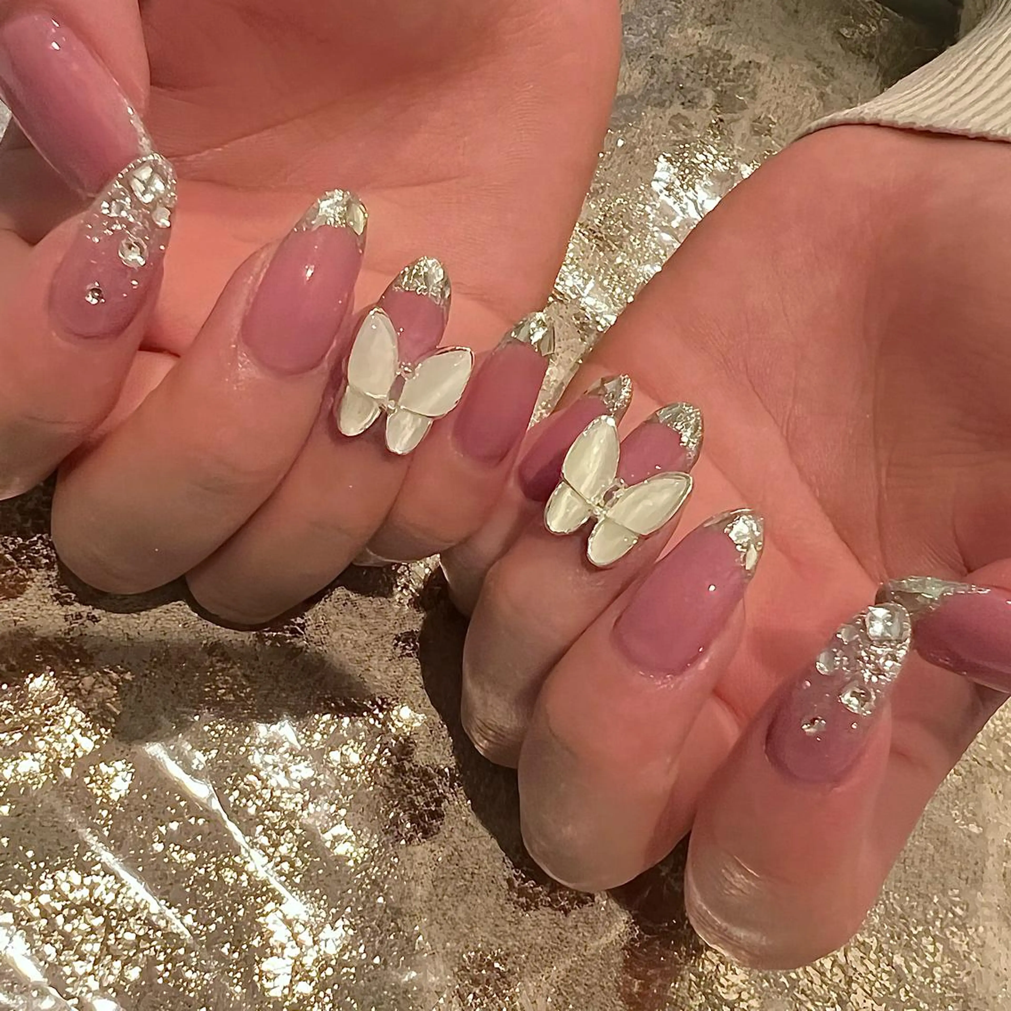 ミディアム ネイル フレンチネイル ガラスフレンチ キラキラネイル ハンドネイル H🌺 NAILのネイルデザイン