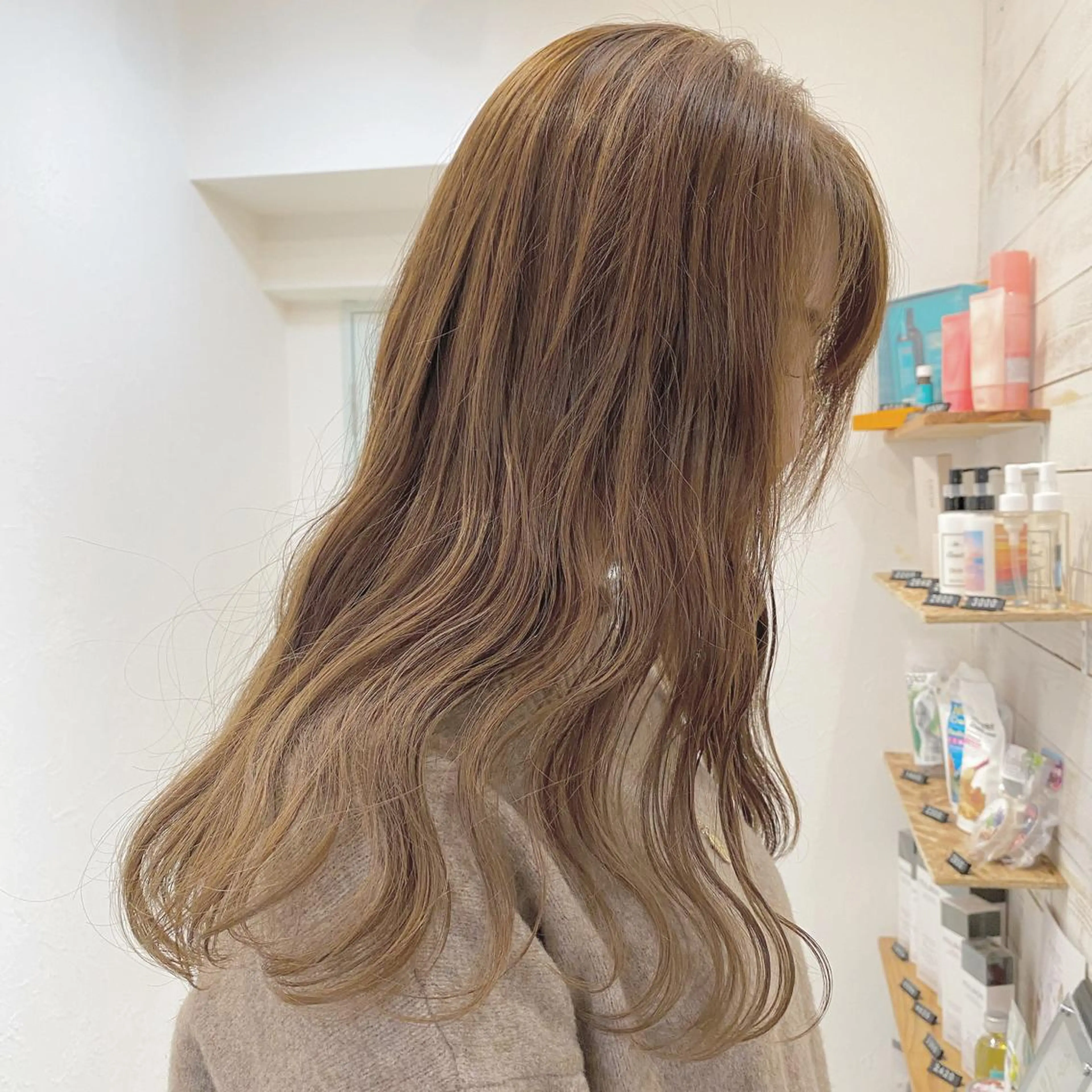 ロング ブリーチなしカラー レイヤーカットのヘアスタイル