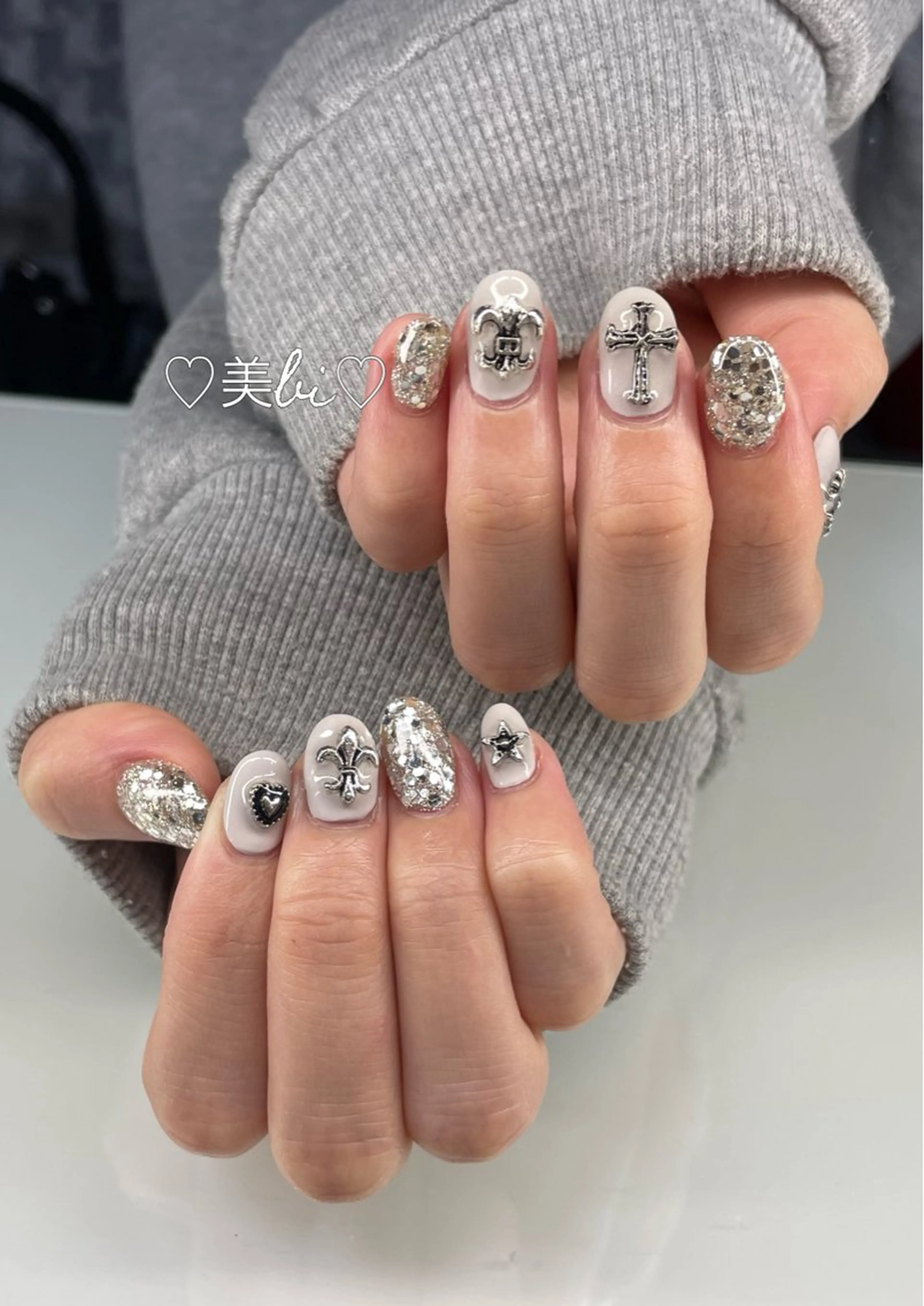 ネイル アートネイル フラッシュネイル ラメ(グリッター) 持ち込み シルバー フットネイル ♡Bivi♡自爪に 優しいネイルサロンのネイルデザイン