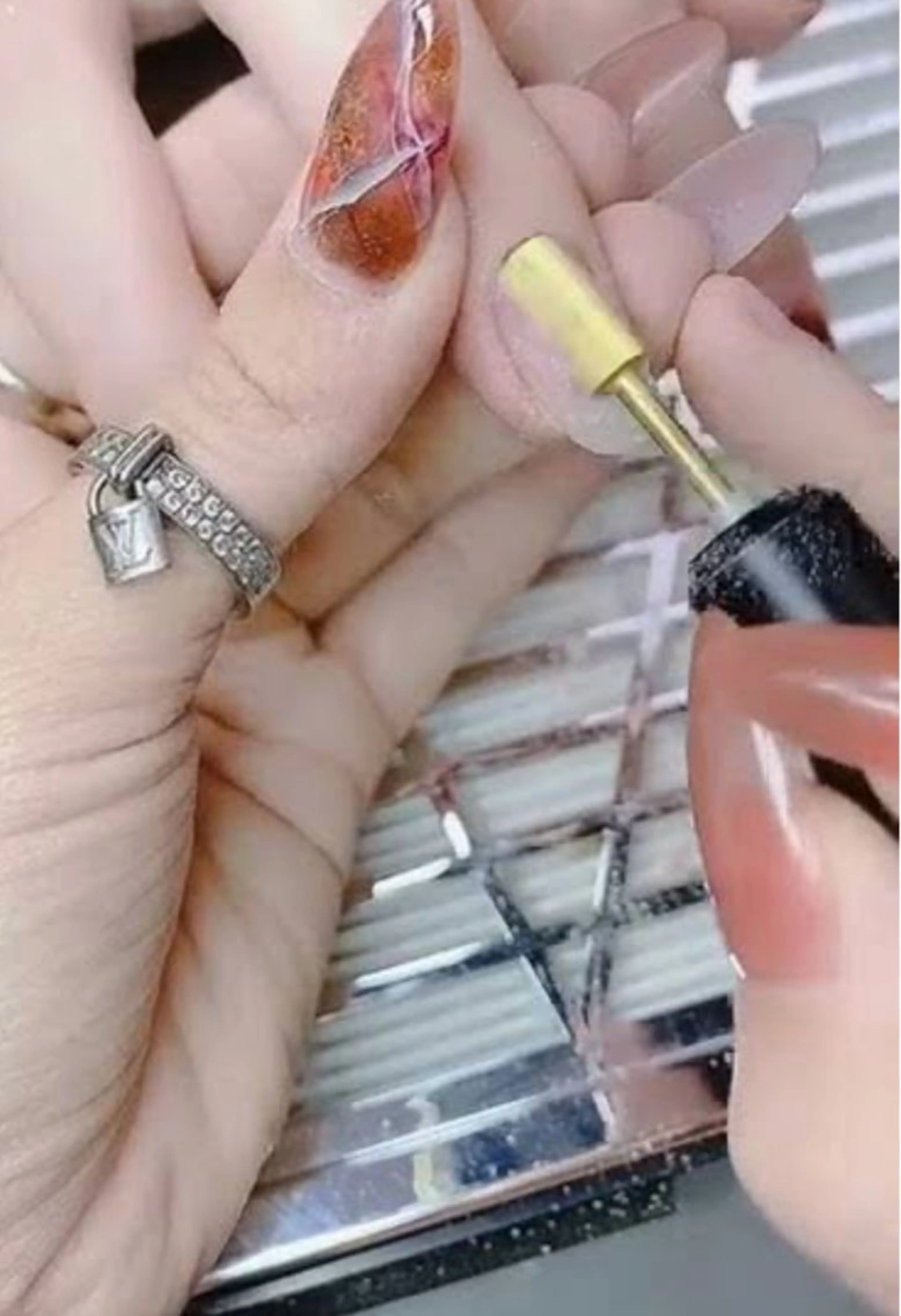 長い爪ソフトジェル、小さいパーツ、スートンがあるの写真