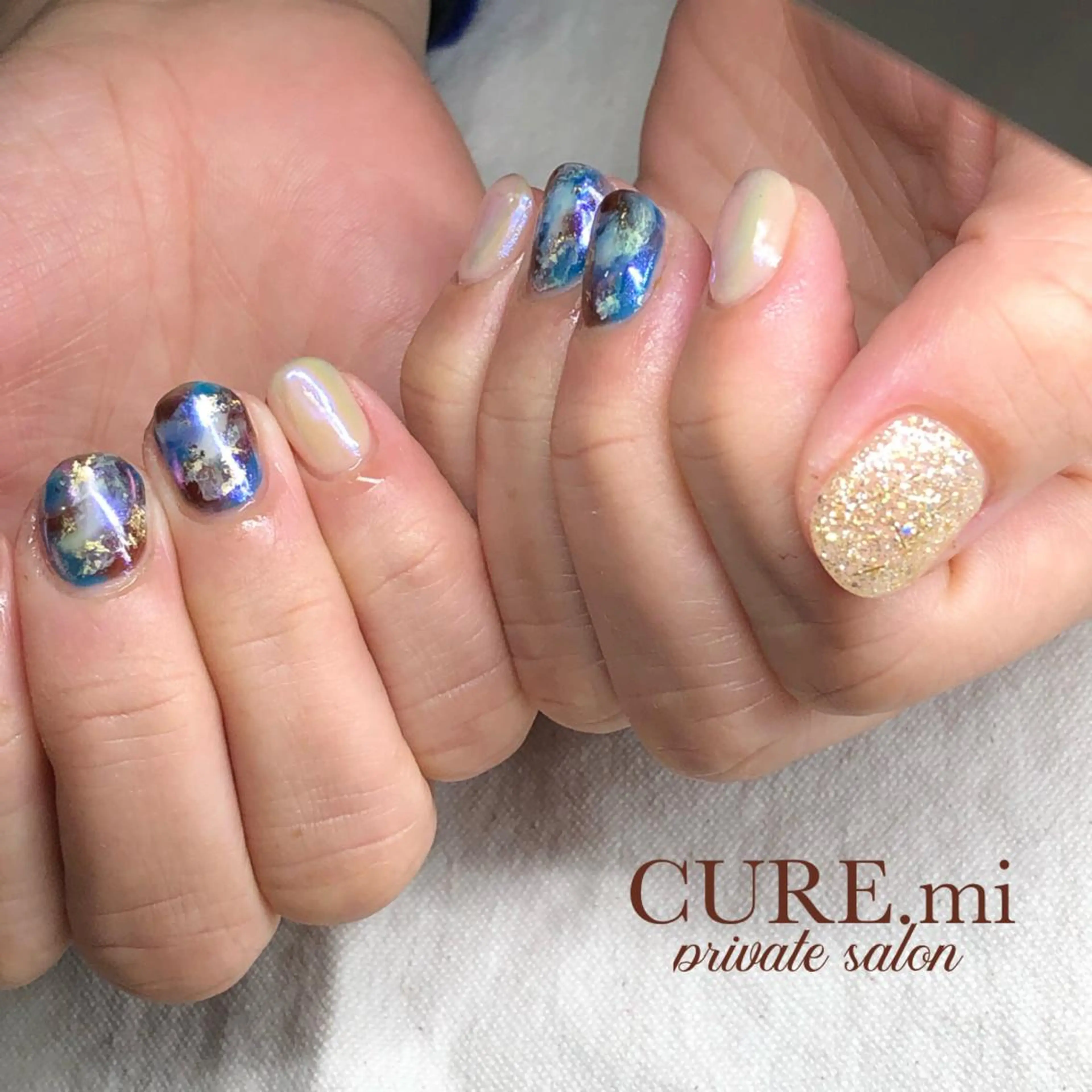 ネイル ブルー キラキラネイル ニュアンスネイル ハンドネイル ハンドケア CURE.mi所属・伊藤 美香のネイルデザイン