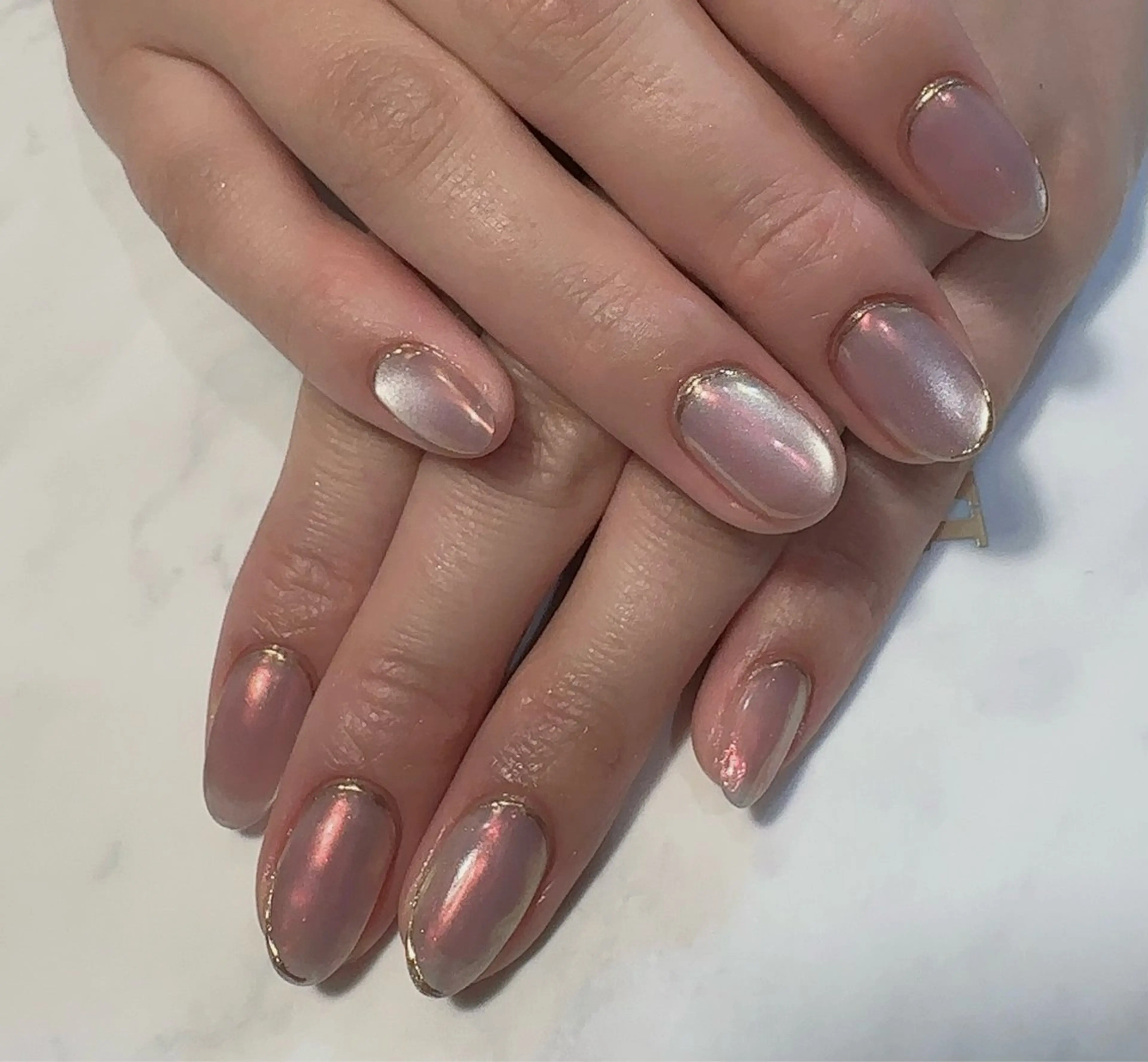 ネイル ジェルネイル キラキラネイル マグネットネイル ブライダルネイル atelier chic+所属・atelier chic+のネイルデザイン