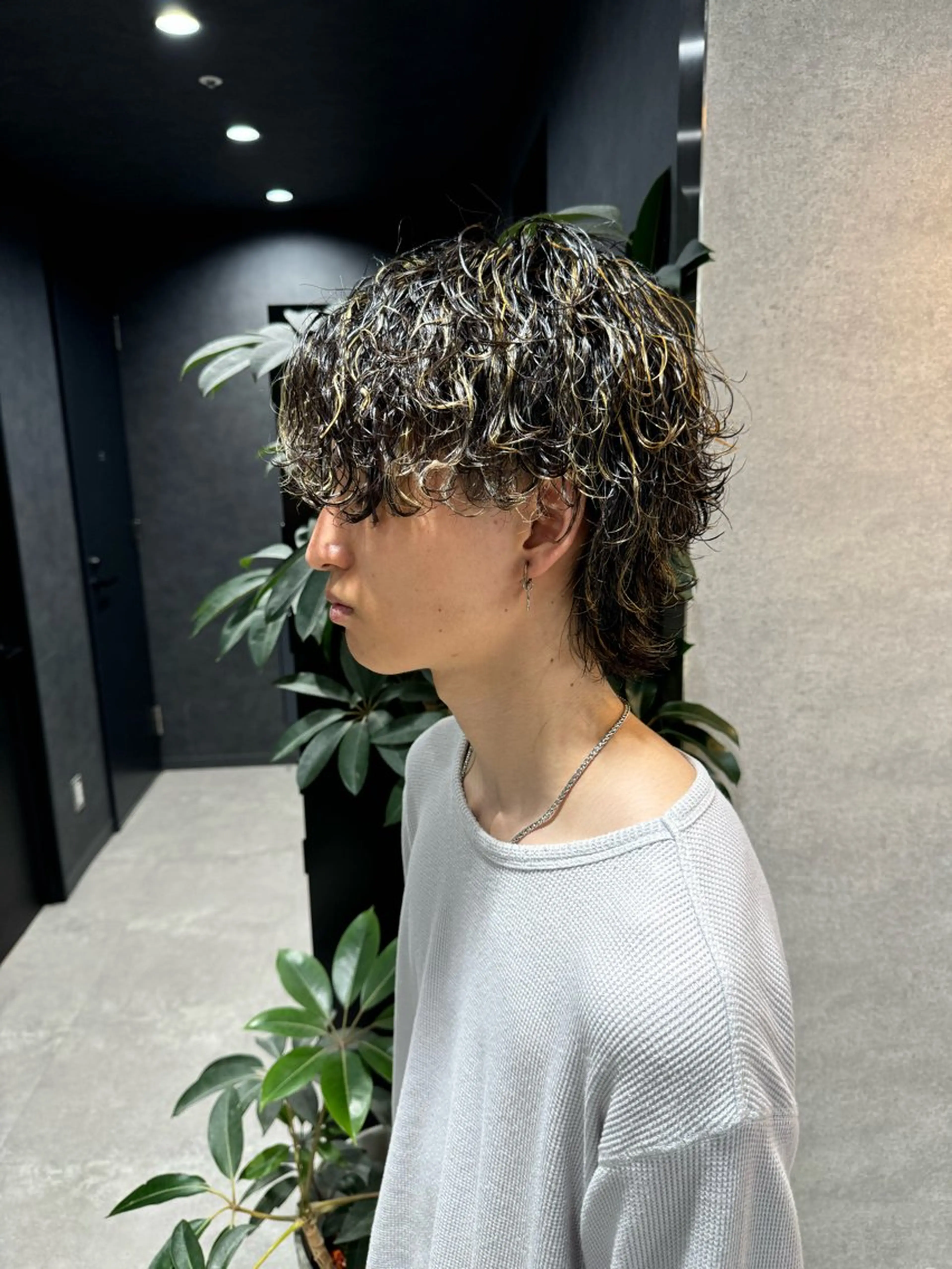 ショート カラー パーマ ヘアアレンジ メンズ メンズブリーチ センターパート メンズハイライト メンズハイトーン マッシュ カット パーマ トリートメント ヘッドスパ ヘアセット スパイキー/フェザー /波巻き/かいとのヘアスタイル