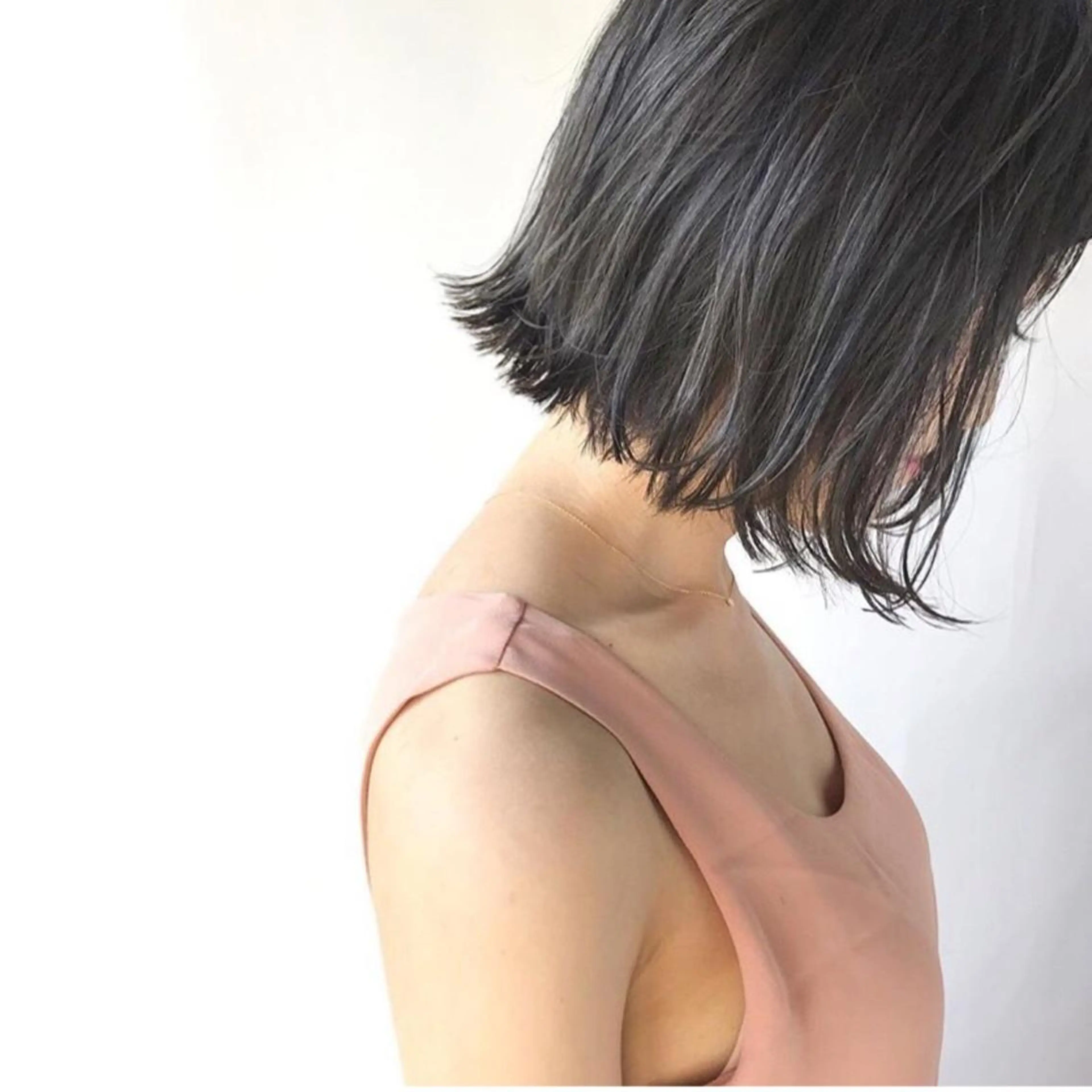 ミディアム カラー 切りっぱなしボブ アッシュ 透明感カラー ダークアッシュ ボブ ヘアデザイン ヴェルダのヘアスタイル
