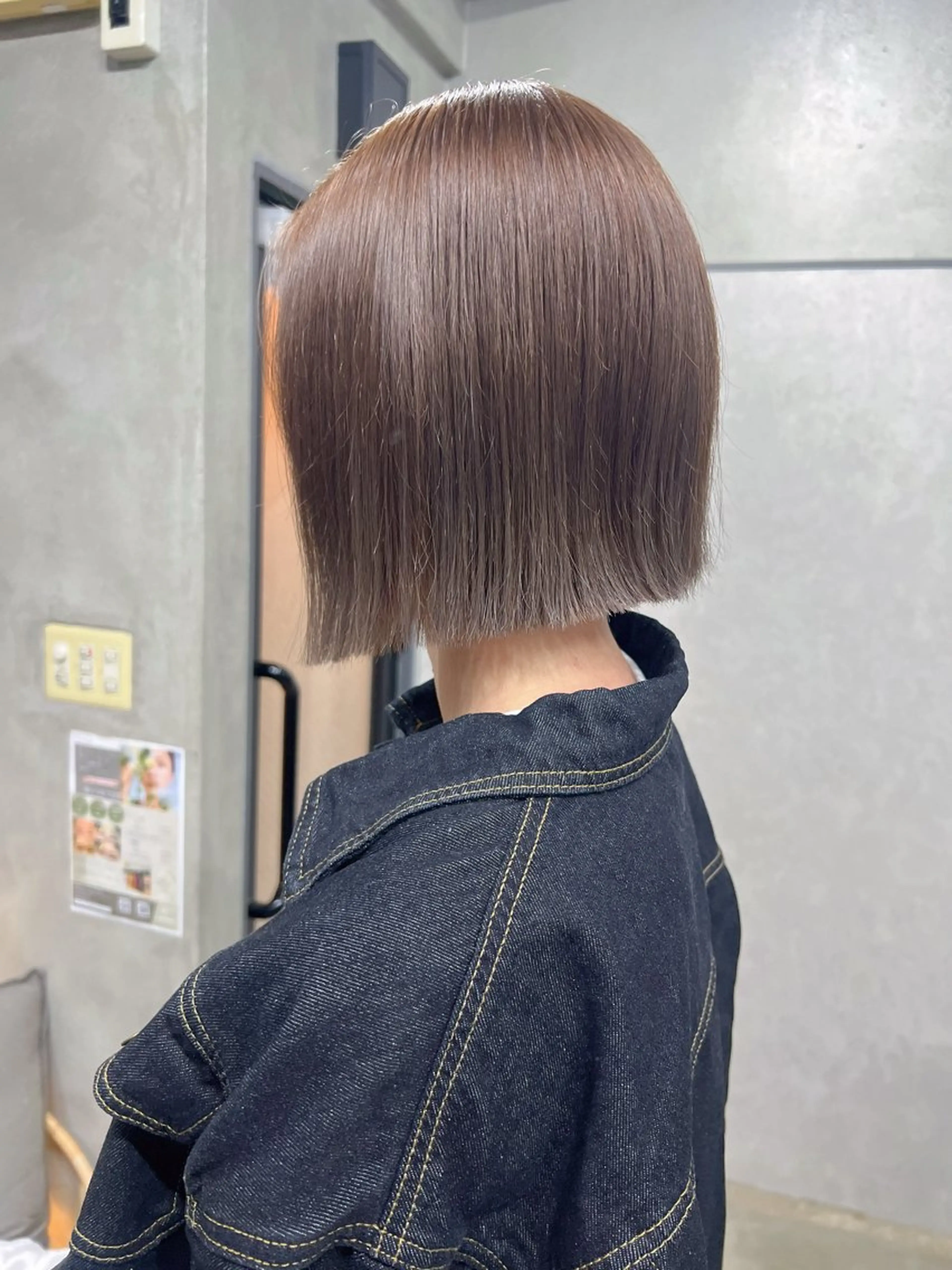 ショート カラー 切りっぱなしボブ ベージュカラー ブリーチ ブリーチなしカラー ボブ カット ヘアカラー ユ イのヘアスタイル