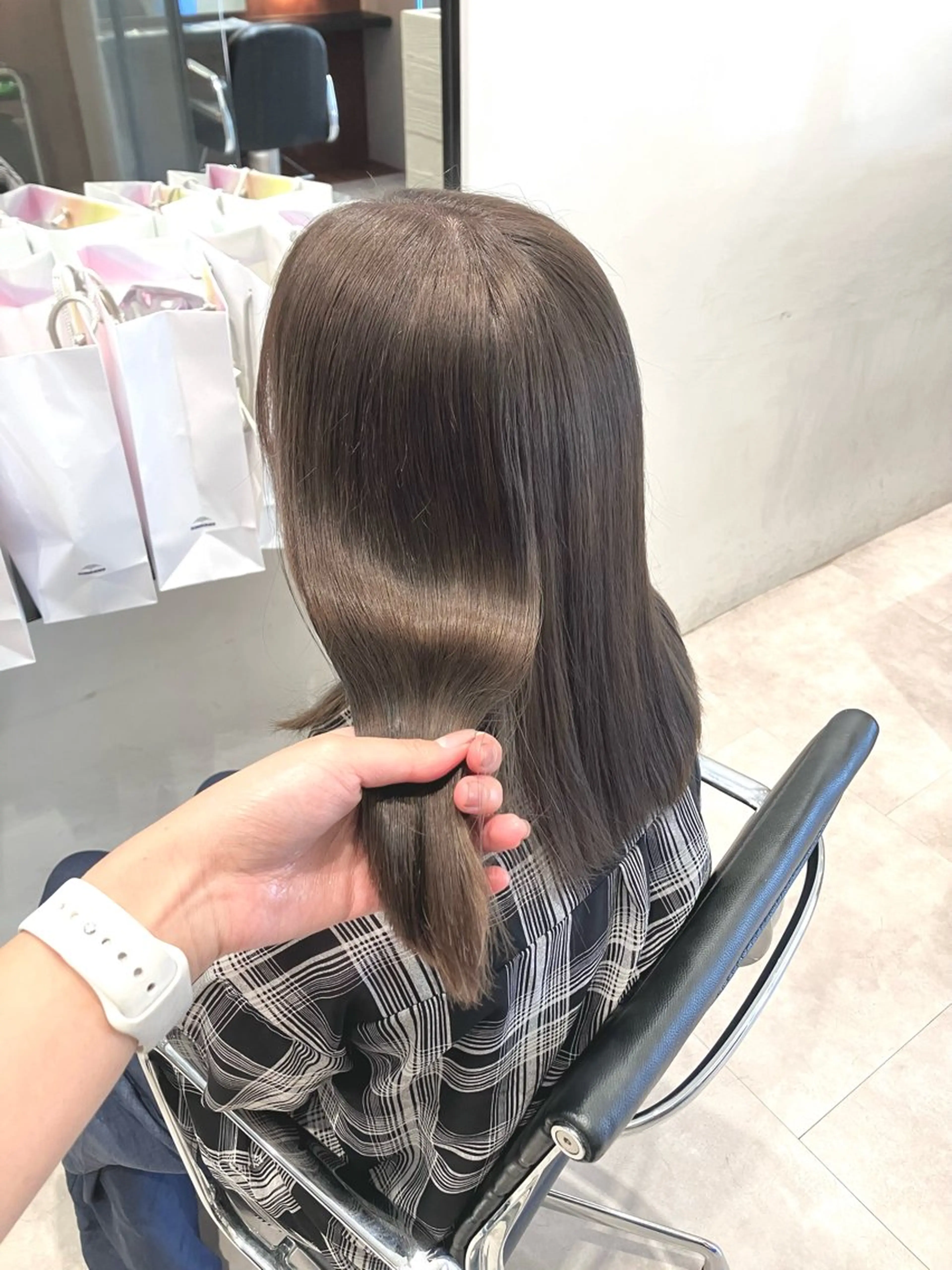 セミロング カラー ベージュカラー ブリーチ ケアブリーチ 透明感カラー シルバー サキ🤍ハイトーン 🩰くびれ巻きヘアのヘアスタイル