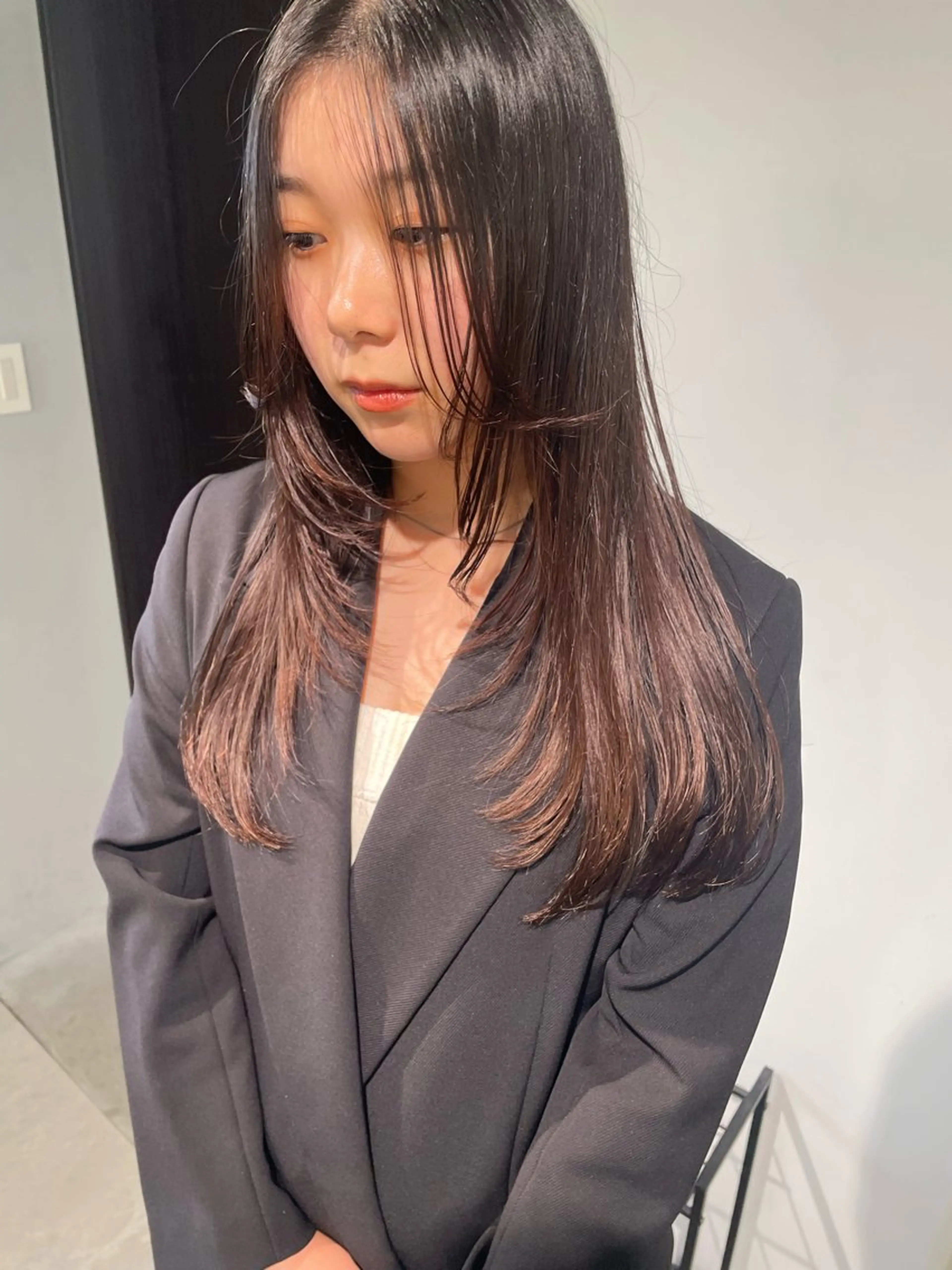 ロング カラー 顔まわりレイヤー ハイレイヤー レイヤーカット カット ヘアカラー トリートメント MIU/ルーツカラー ボブ/顔周りレイヤーのヘアスタイル