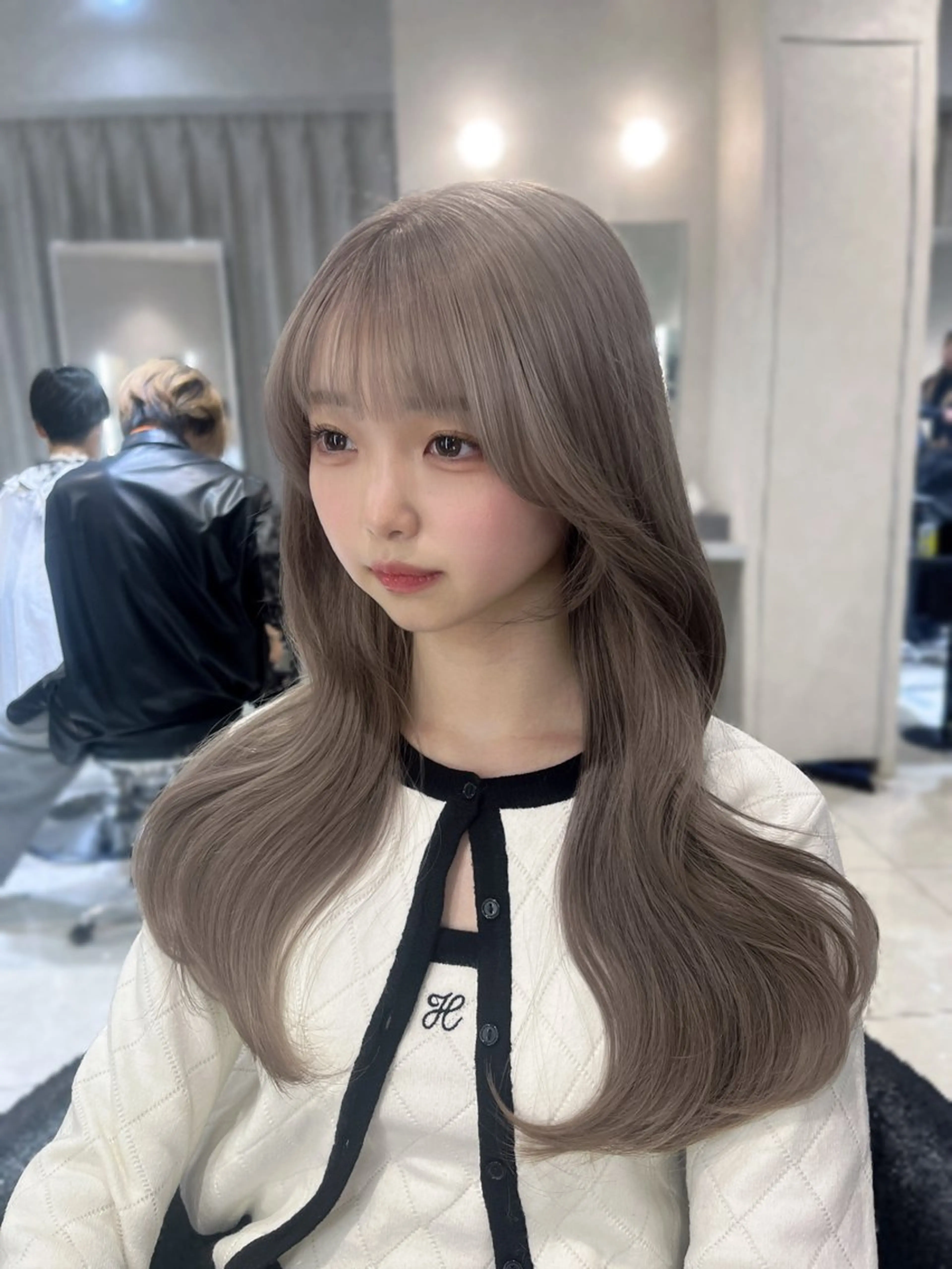 ロング カラー ブリーチ 透明感カラー グレージュ ミルクティーグレージュ MITSUKI🤍 モテ髪×韓国レイヤーのヘアスタイル