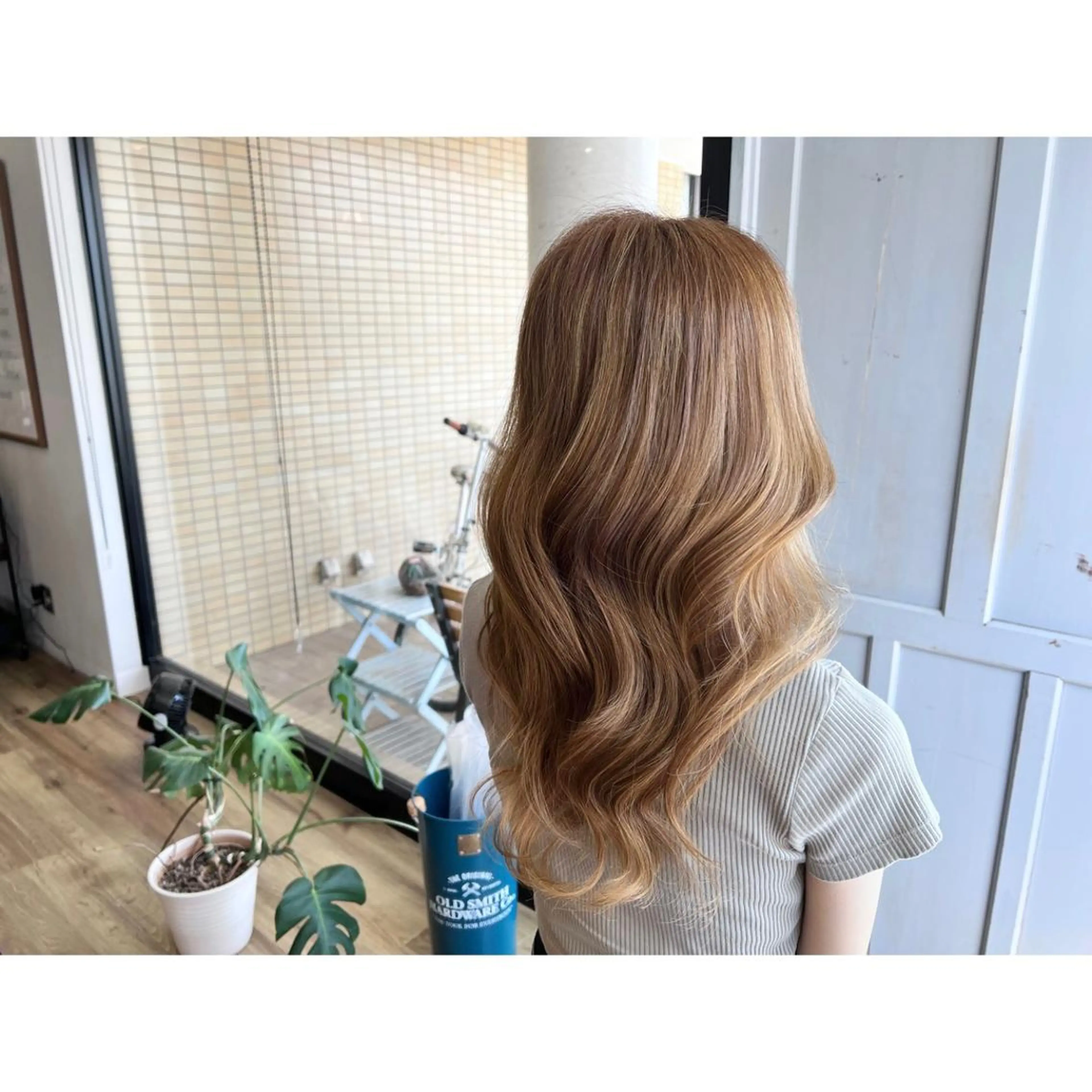 ロング カラー アッシュ ヘアカラー トリートメント ツキダテ ユイのヘアスタイル