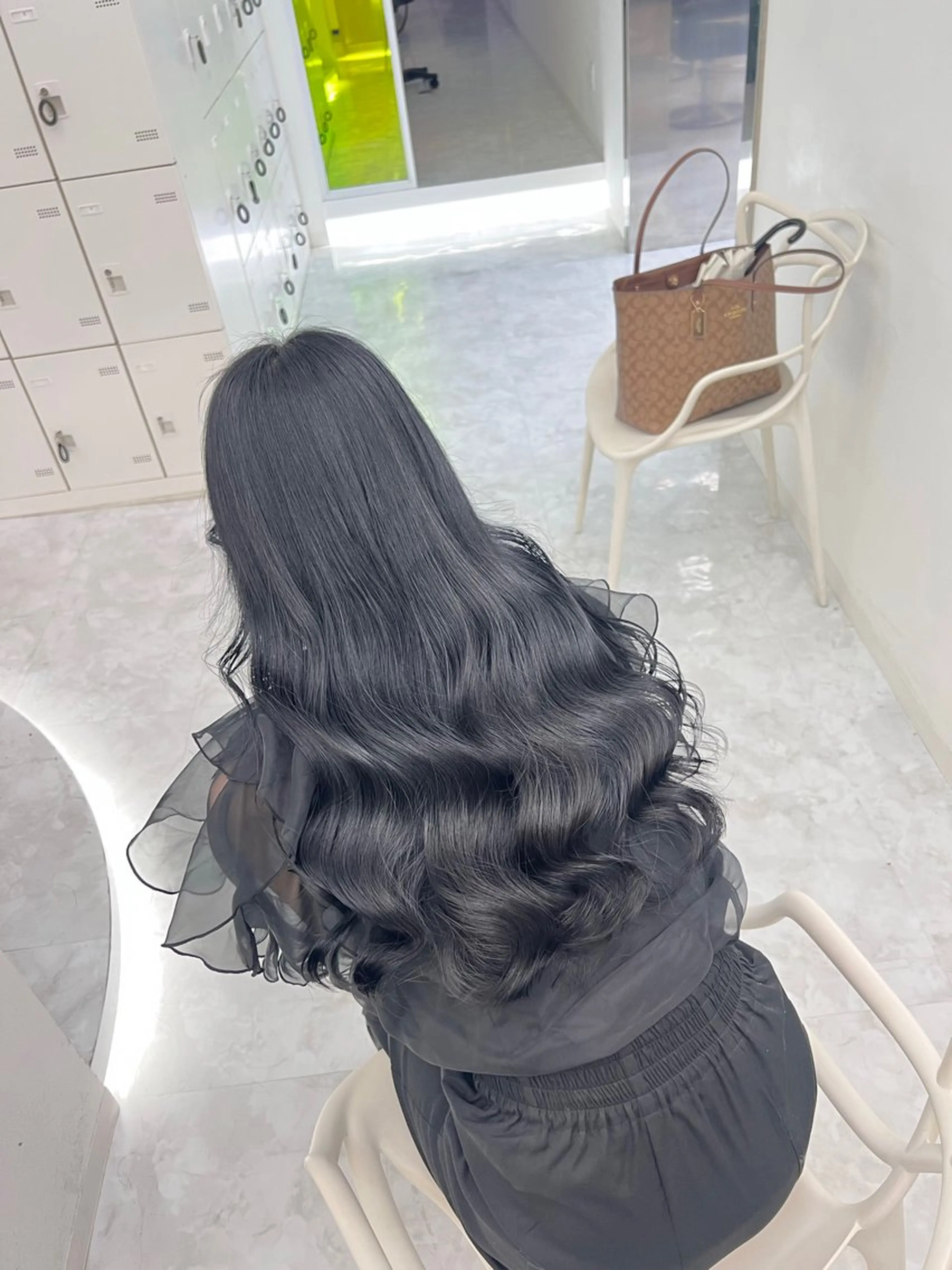 ロング メンズ ヘアカラー 艶感ミルクティー🤍 色落ち綺麗🤍ともやのヘアスタイル