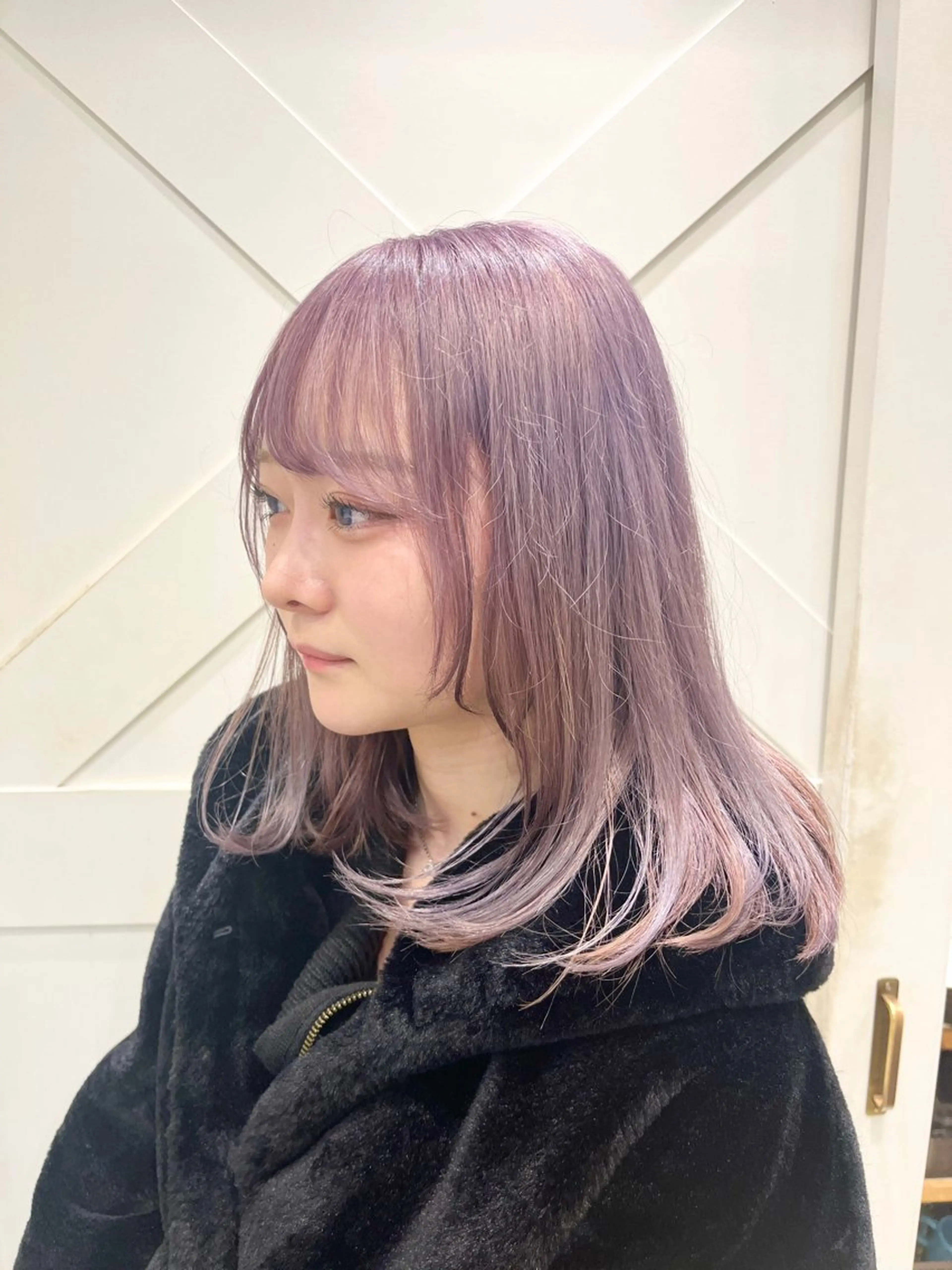 ミディアム カラー ブリーチ ハイトーンカラー パープルカラー ヘアカラー ブロンドケアブリーチ カラーシールエクステのヘアスタイル