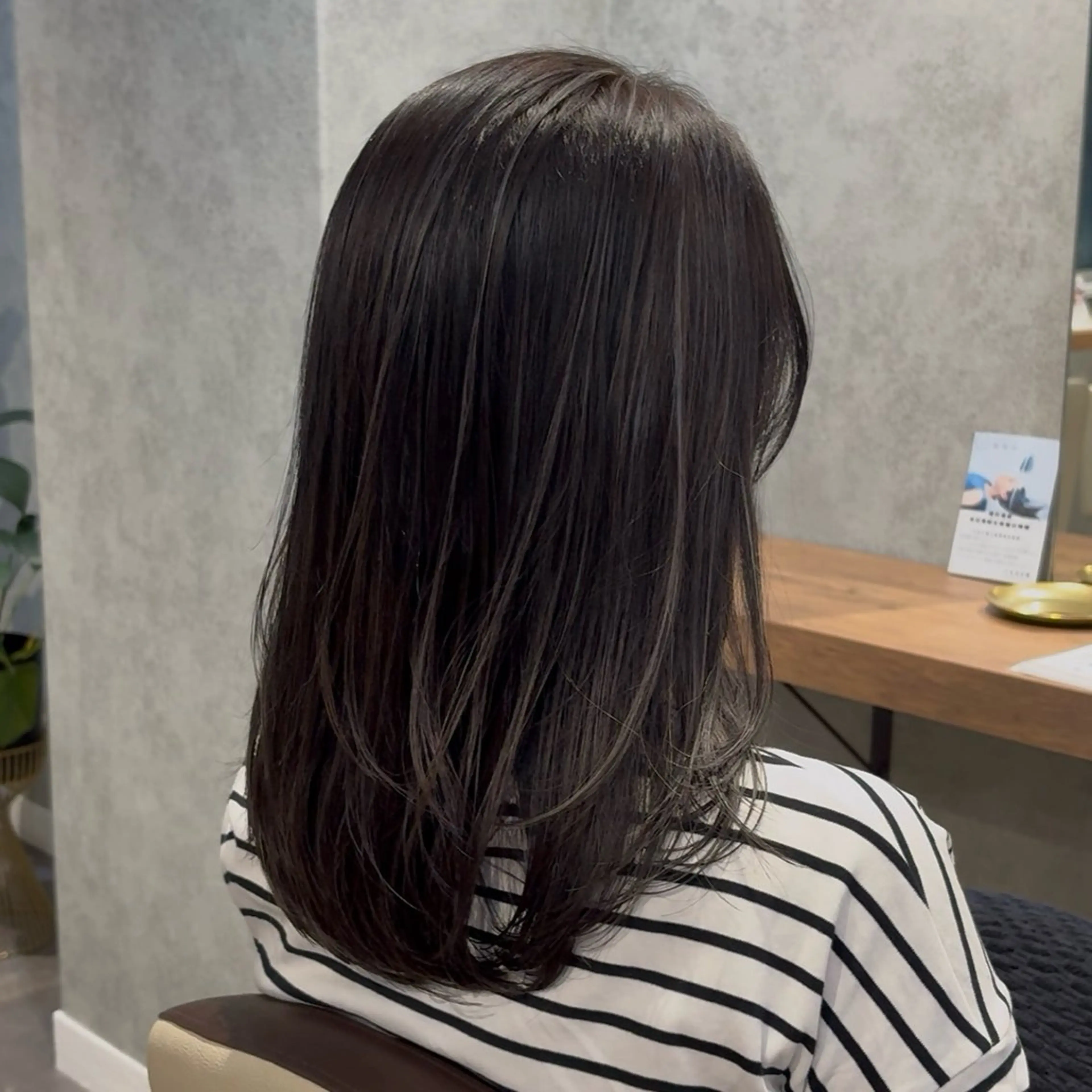 ミディアム カラー カット ヘアカラー トリートメント 細めハイライト🩶 レイヤーカット　穂積のヘアスタイル