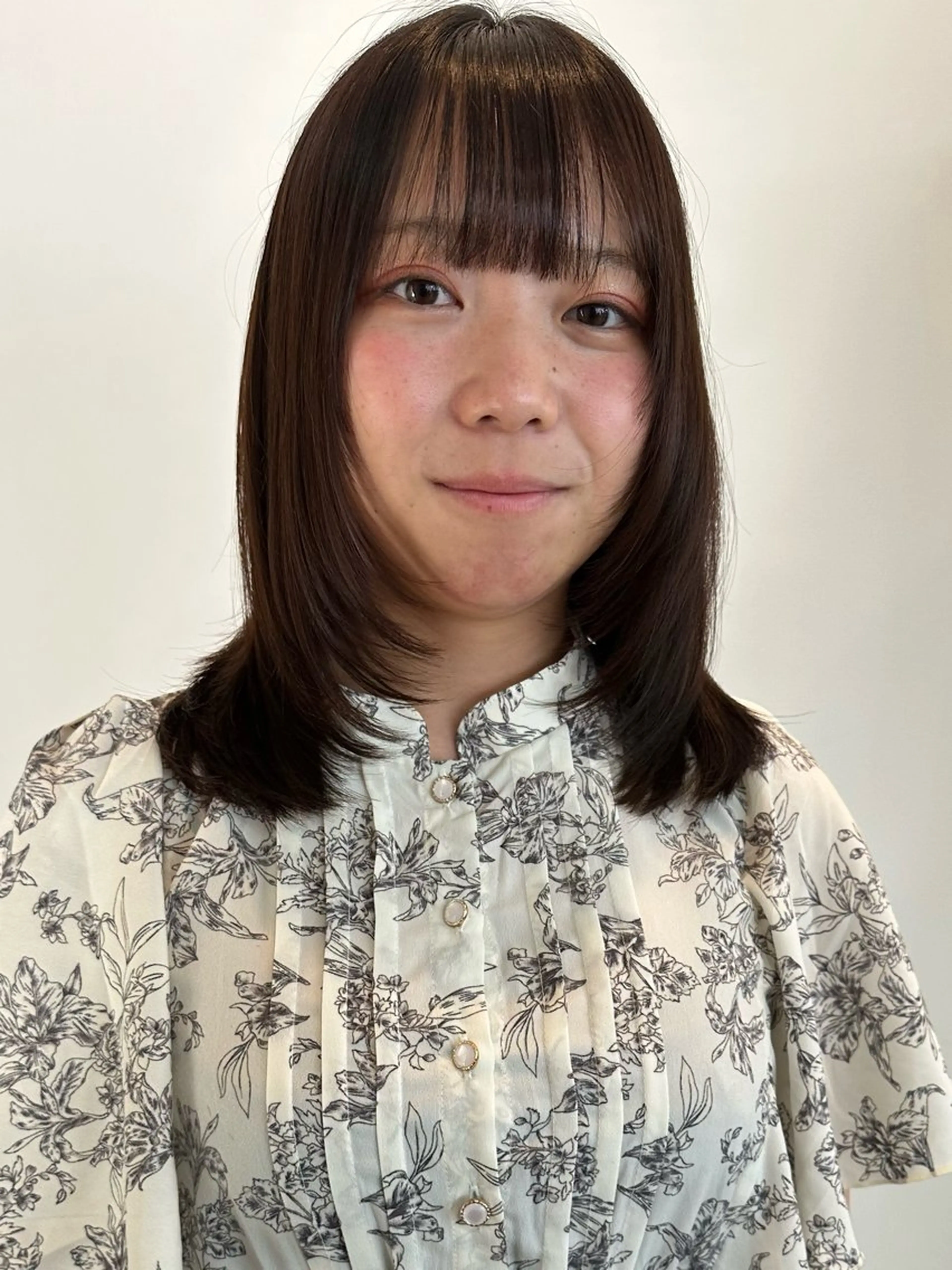 セミロング 韓国風ヘア レイヤーカット ワンホンレイヤー ワンホンヘア SAKURA表参道所属・切りっぱなしボブ/ デザインカラー店長のヘアスタイル