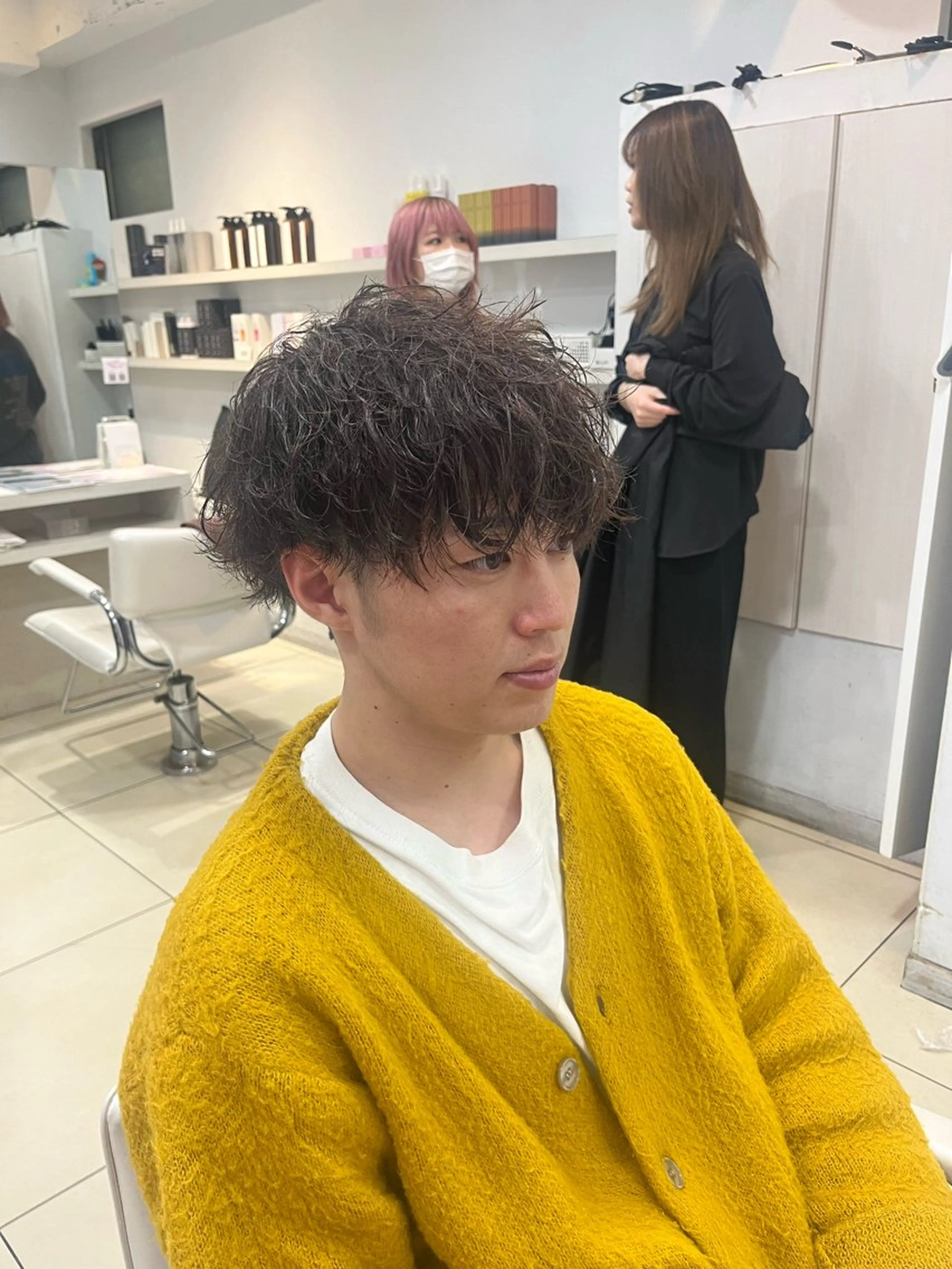 ショート カラー パーマ メンズ メンズパーマ ベージュカラー ブラウンカラー ブラウンベージュ スパイラルパーマ カット ヘアカラー パーマ カルマ・ニュアンス パーマ　須田龍世のヘアスタイル
