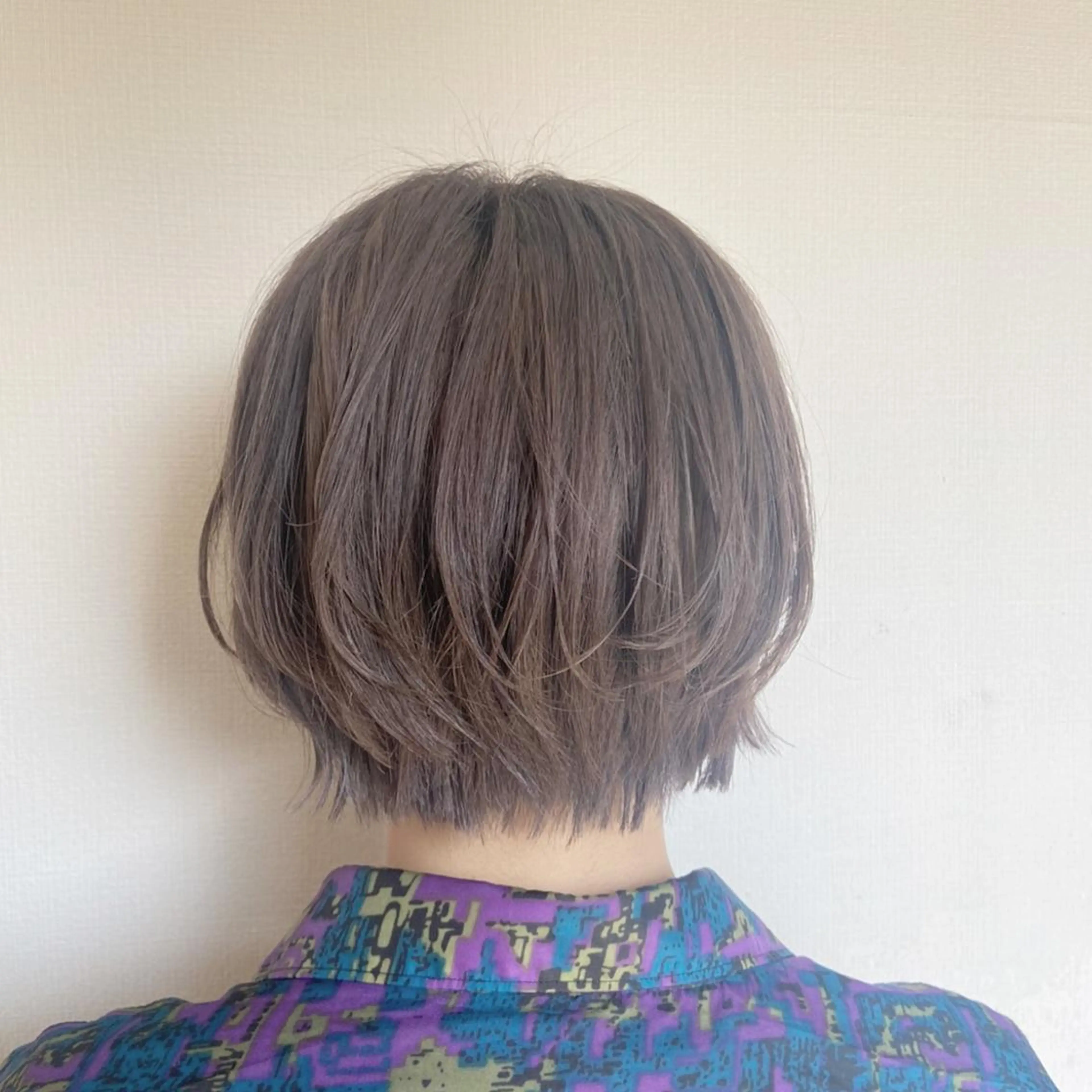 ショート カラー アッシュ ブリーチ シルバー ボブ 狩野 くるみのヘアスタイル