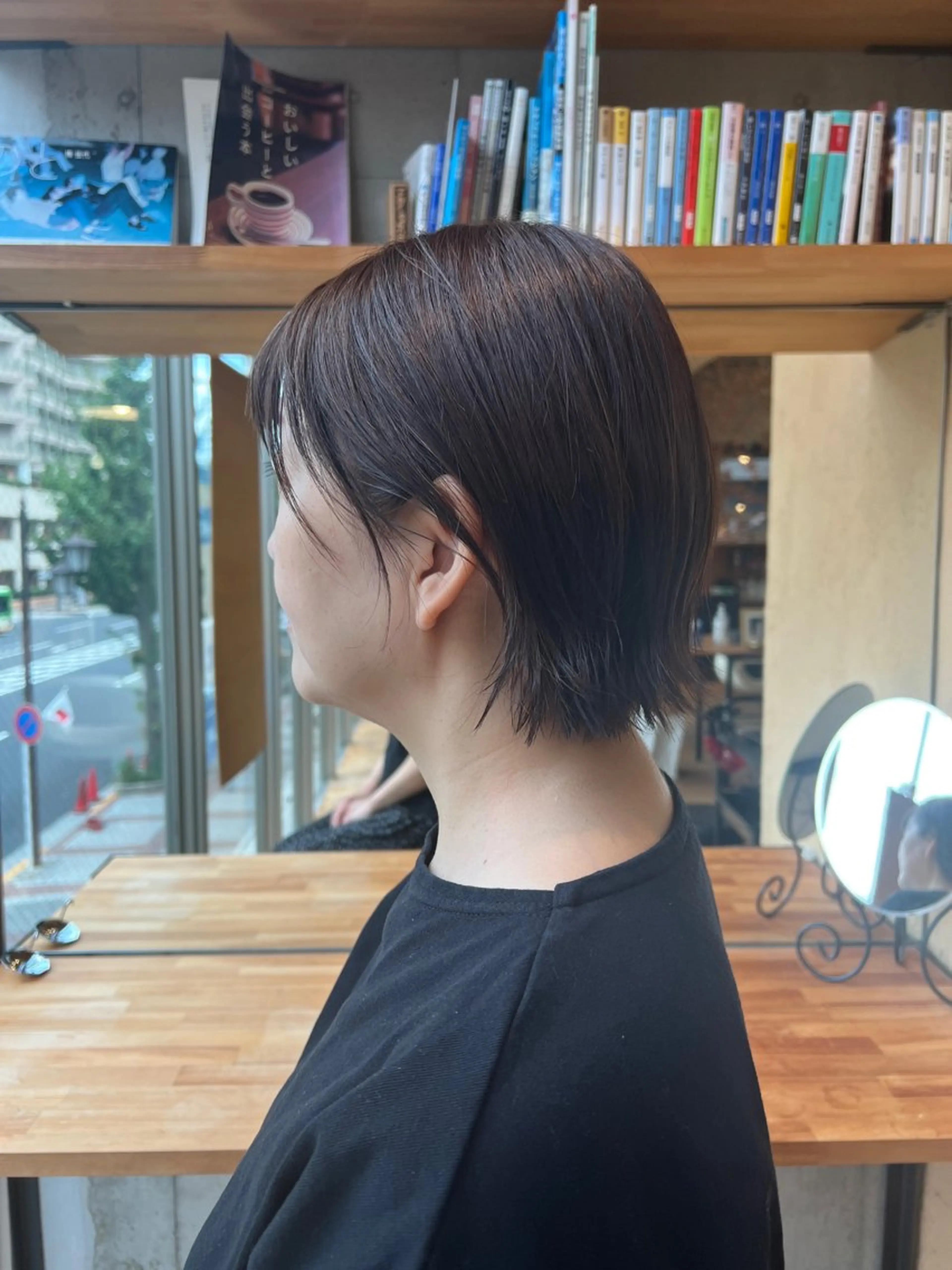 ショート カラー ベージュカラー 天使の羽バング・フェザーバング 髪質改善 韓国風ヘア オン眉 カット ヘアカラー BEACH　HAIR&NAIL所属・両国駅徒歩1分⭐️ アイロン仕上げのヘアスタイル