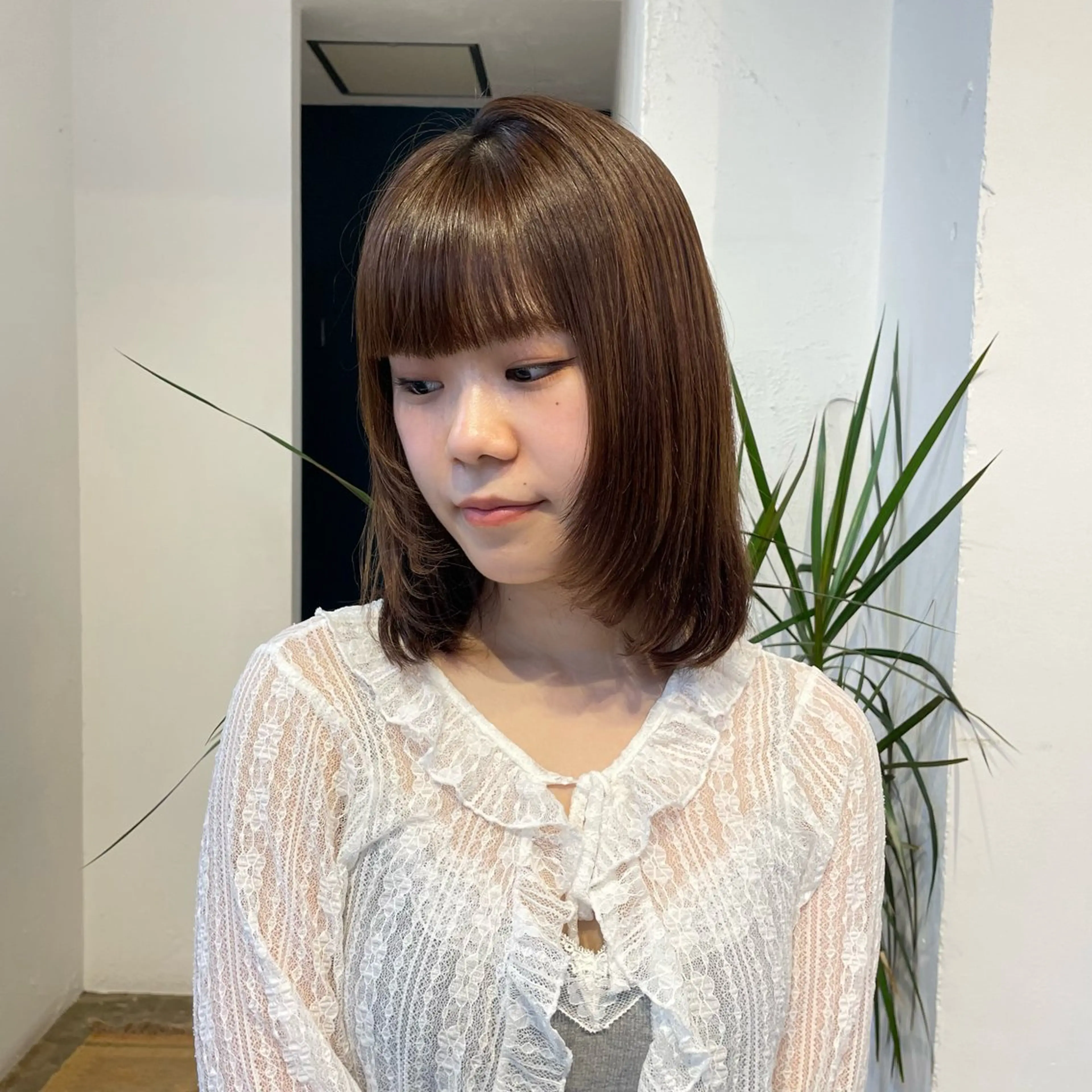 ミディアム ヘアアレンジ mina / 透明感ベージュカラーのヘアスタイル