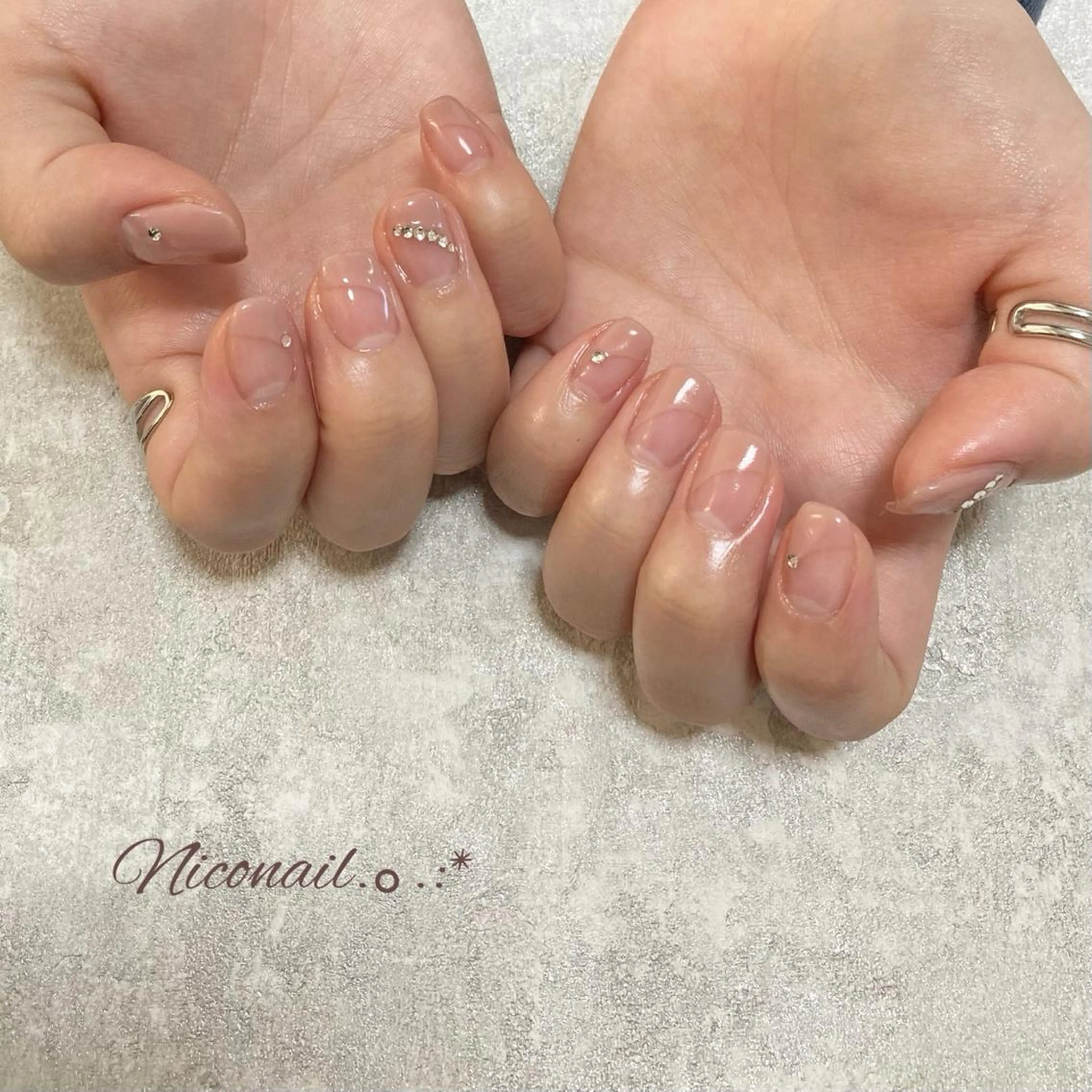 ショート ネイル フレンチネイル 斜めフレンチ ストーンネイル Niconail ☆ 仙川/ Aiのネイルデザイン