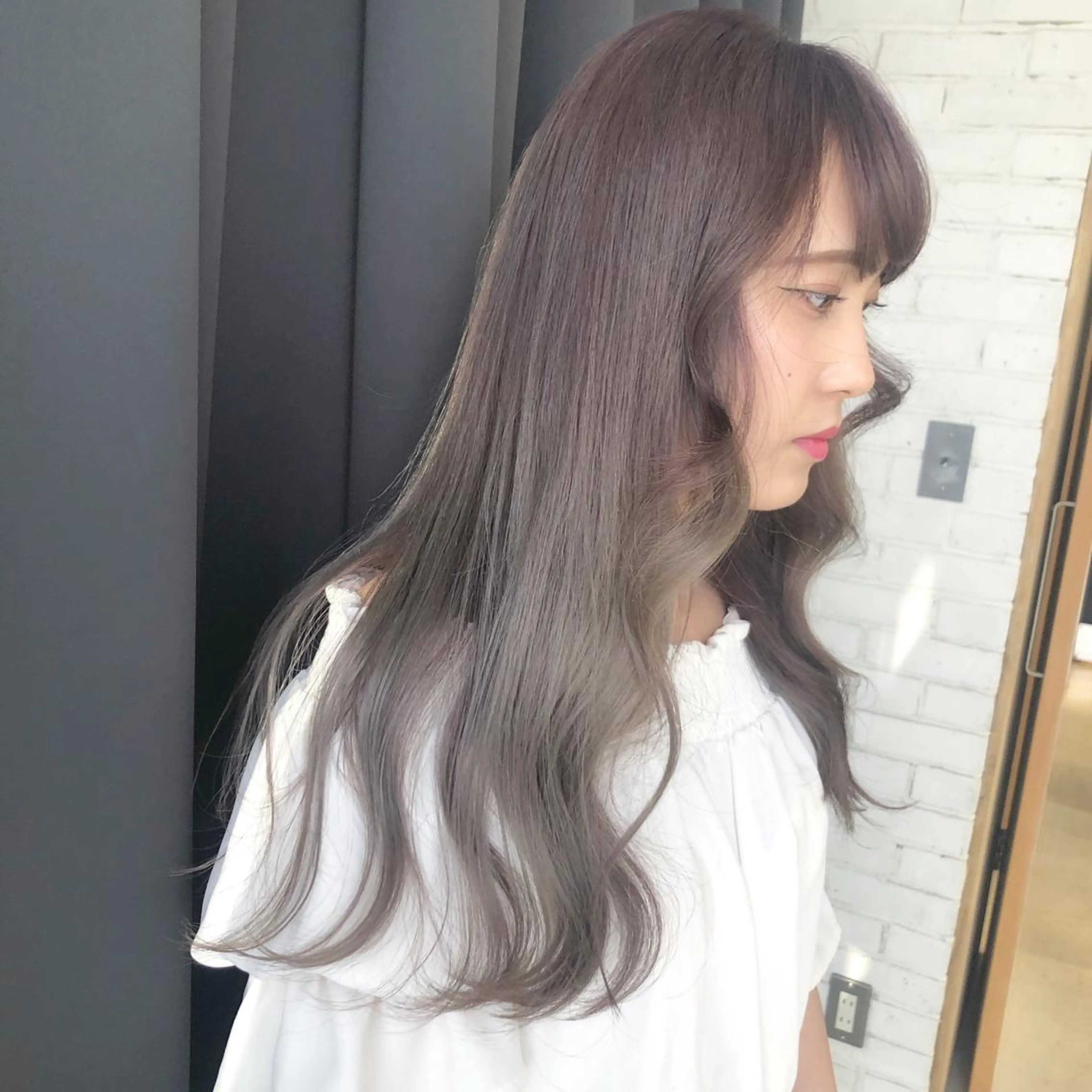 ロング カラー グレージュ ORIKA 美容室のヘアスタイル