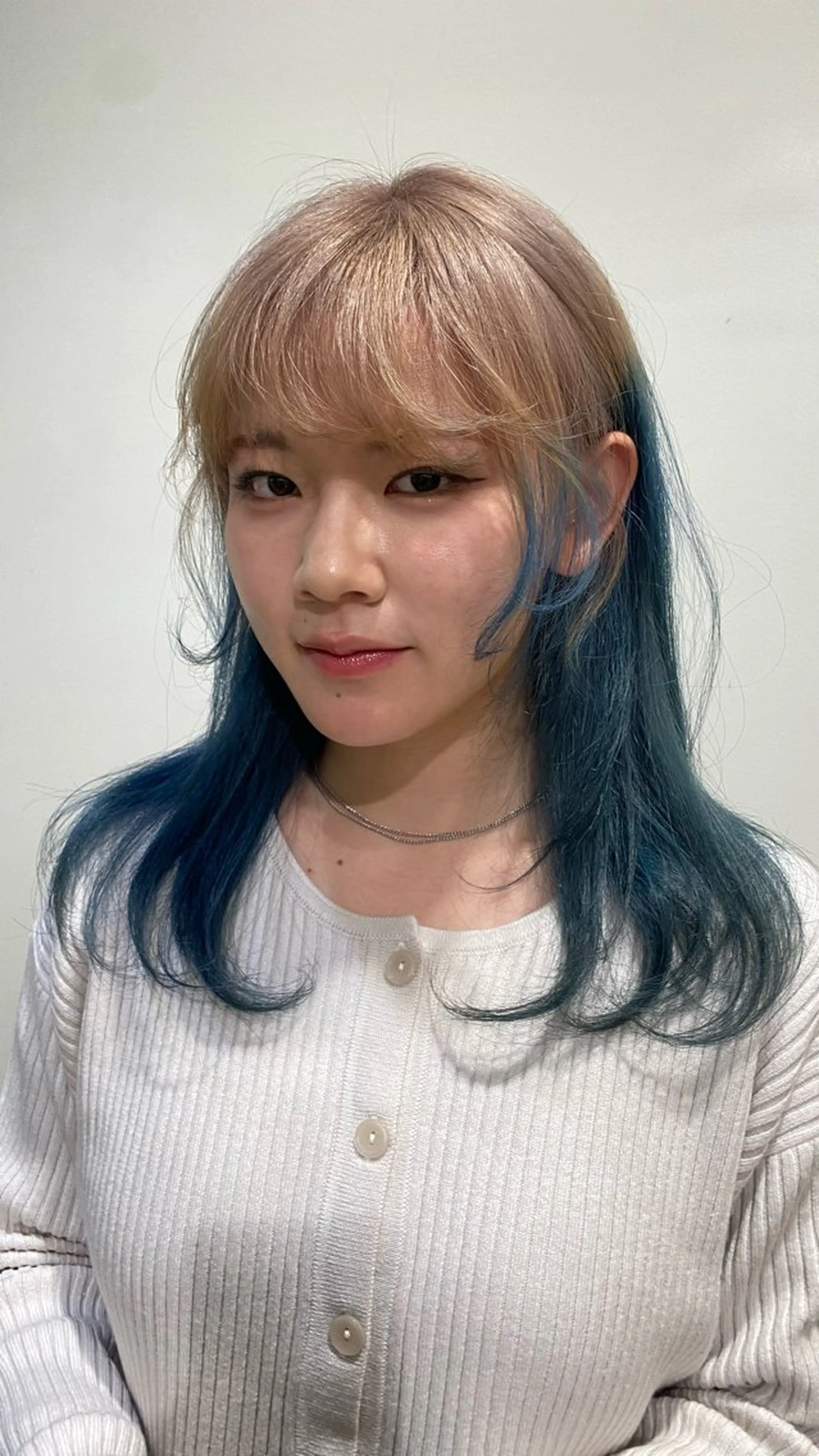 セミロング カラー 磯谷 朋のヘアスタイル