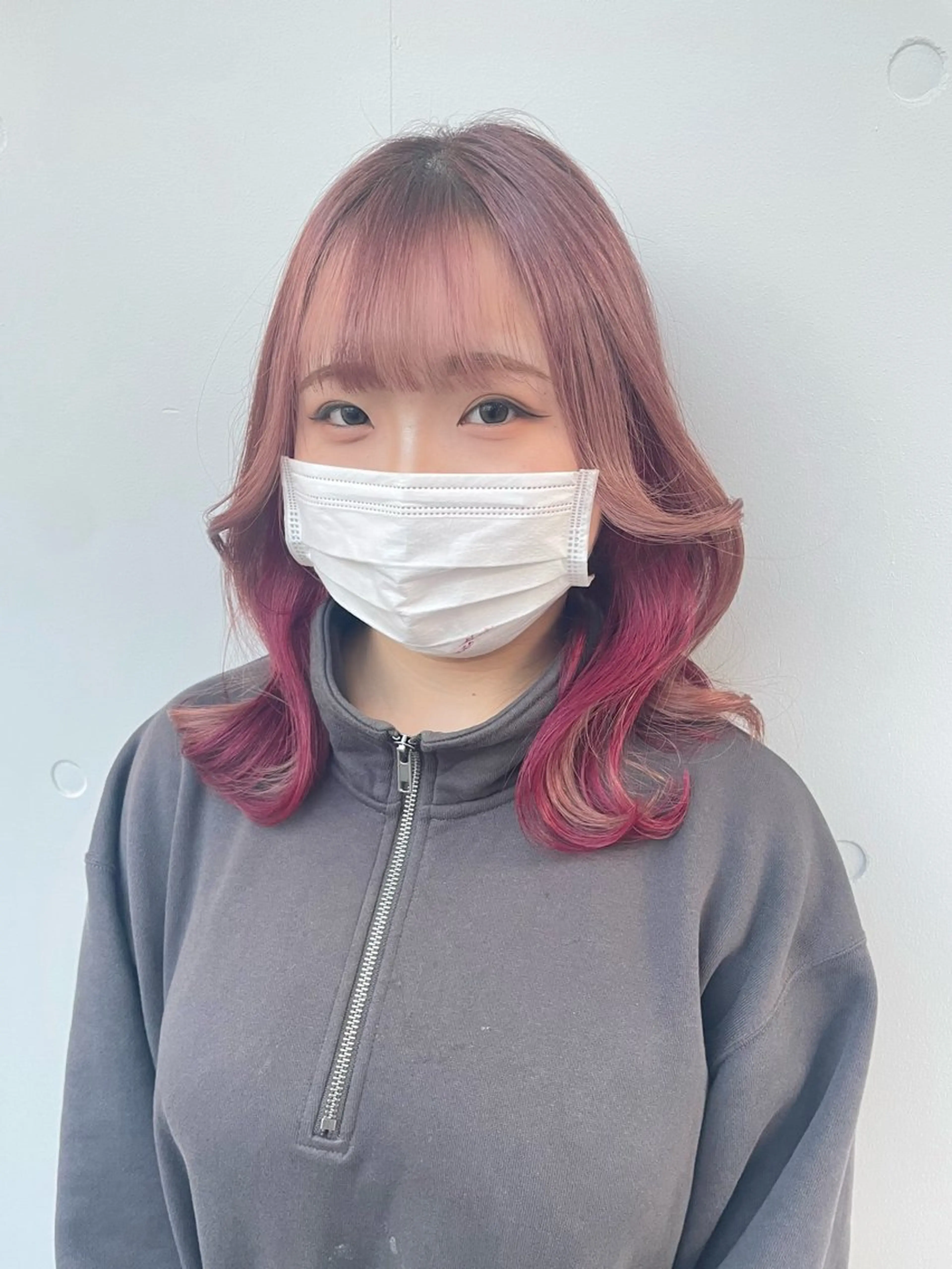 セミロング カラー ダブルカラー イヤリングカラー インナーカラー ピンクカラー 韓国風ヘア カット ヘアカラー トリートメント もにか🌞原宿/渋谷 🌝ブリーチカラーのヘアスタイル