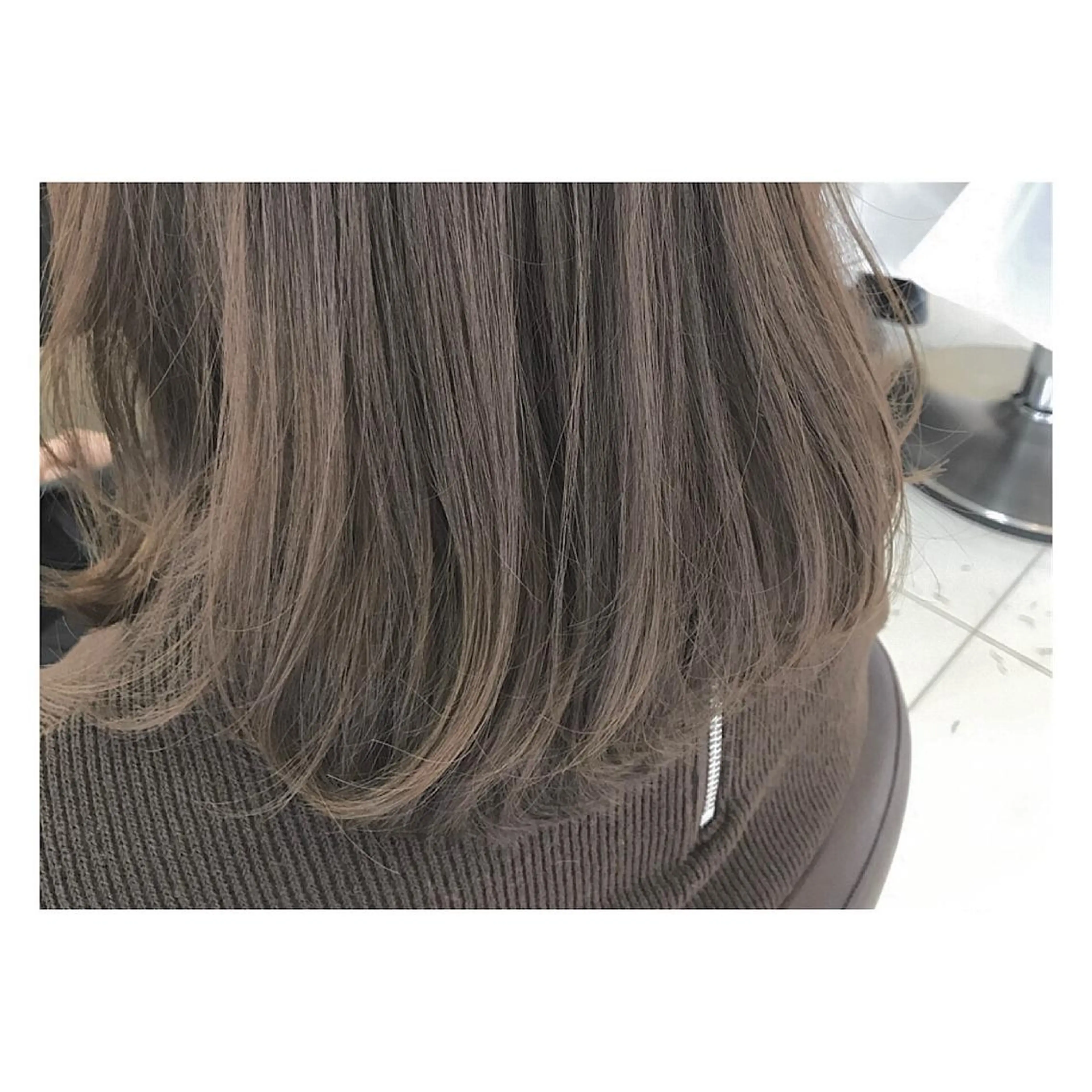 ミディアム カラー パーマ ヘアアレンジ グレージュ ハイライト✖️ 暗髪🤎Nahoのヘアスタイル