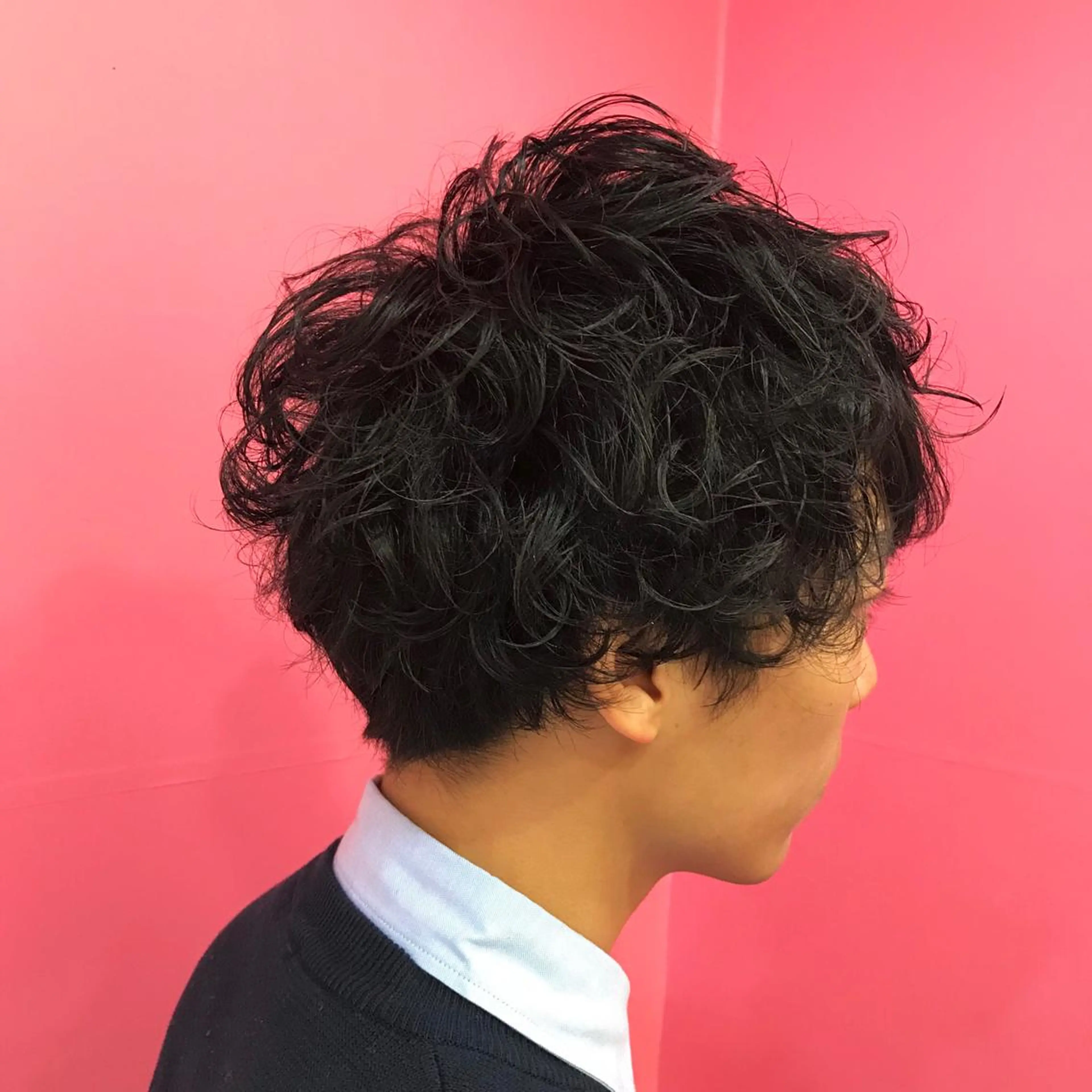 ショート カラー パーマ メンズ メンズパーマ 黒髪 ブルーカラー ブルーブラック カット Vir by browのヘアスタイル