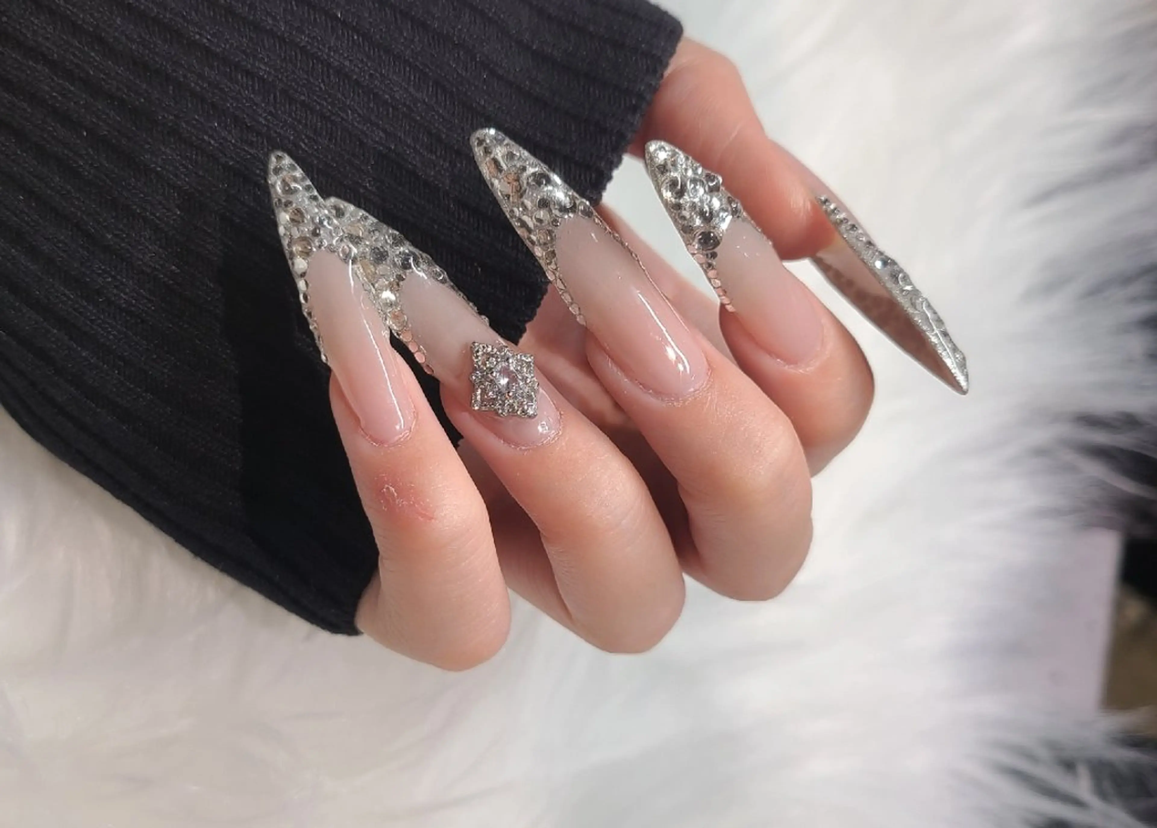 ネイル フレンチネイル ストーンネイル ハンドネイル Ravissy Nailのネイルデザイン