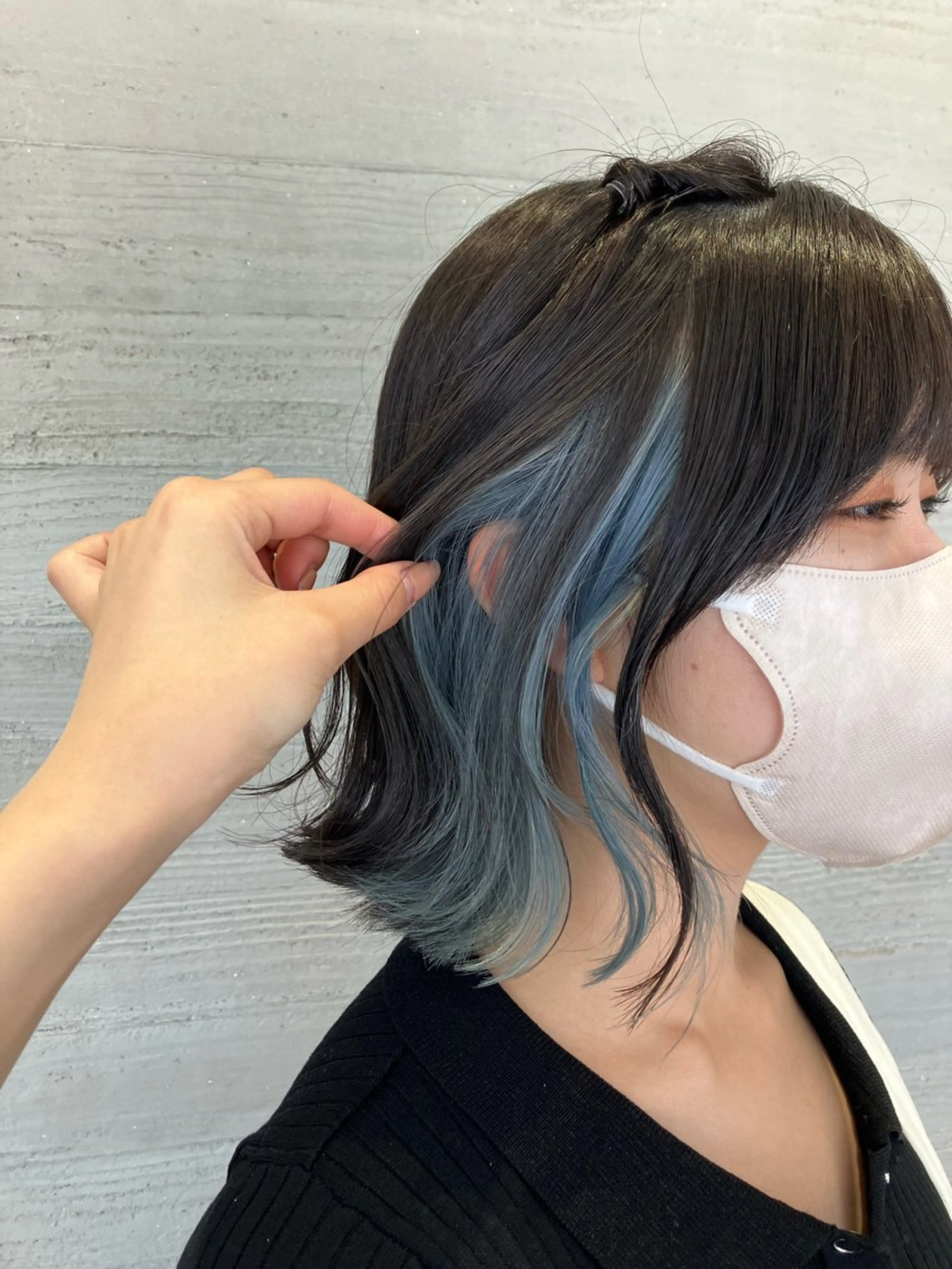 ショート カラー ブルーカラー ボブ サキ🤍ハイトーン 🩰くびれ巻きヘアのヘアスタイル