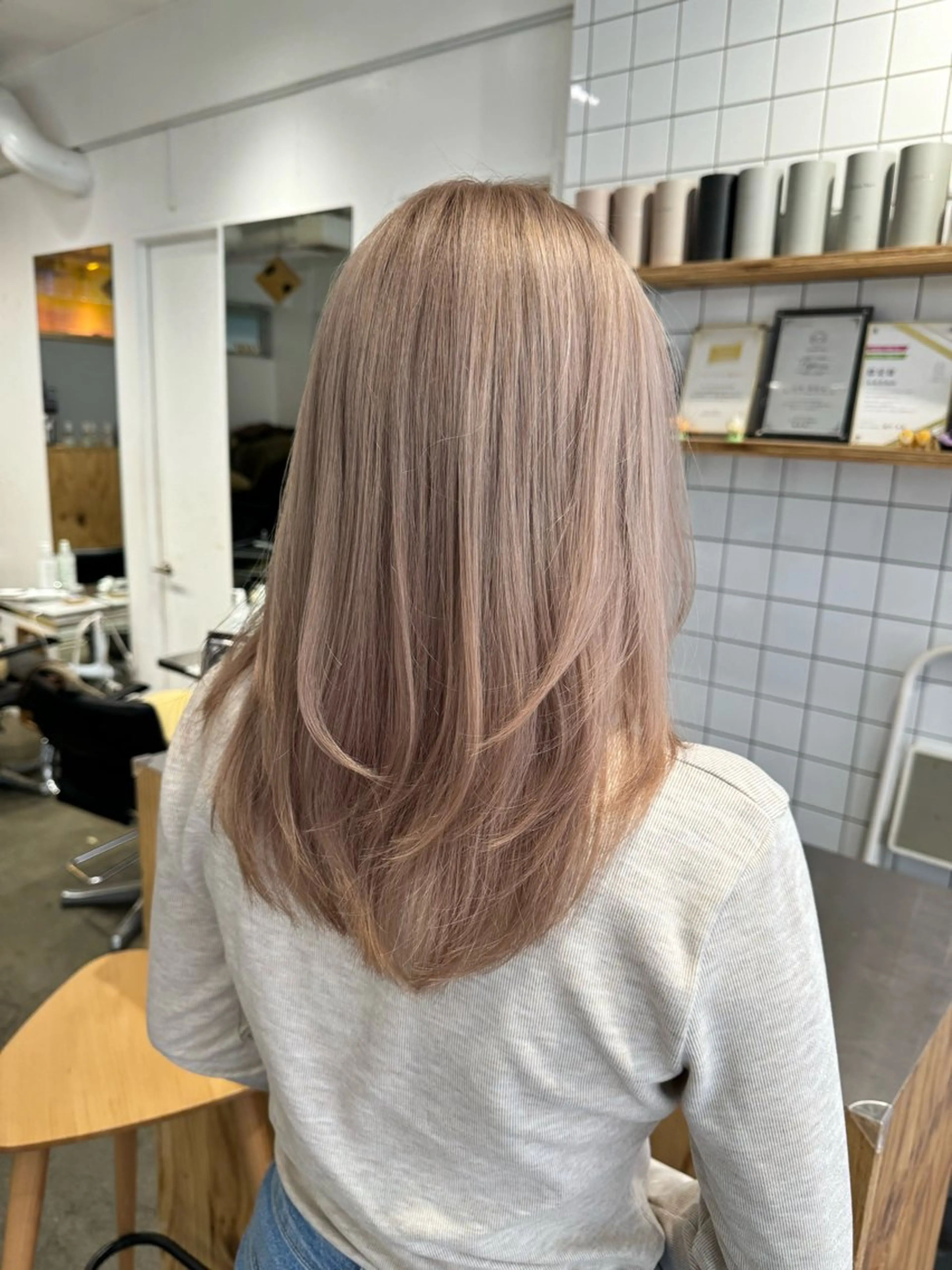 セミロング カラー ベージュカラー ミルクティーベージュ レイヤーカット SALOWIN新宿三丁目【サロウィン】所属・ハッシュレイヤー💐 透明感カラー💐青木のヘアスタイル