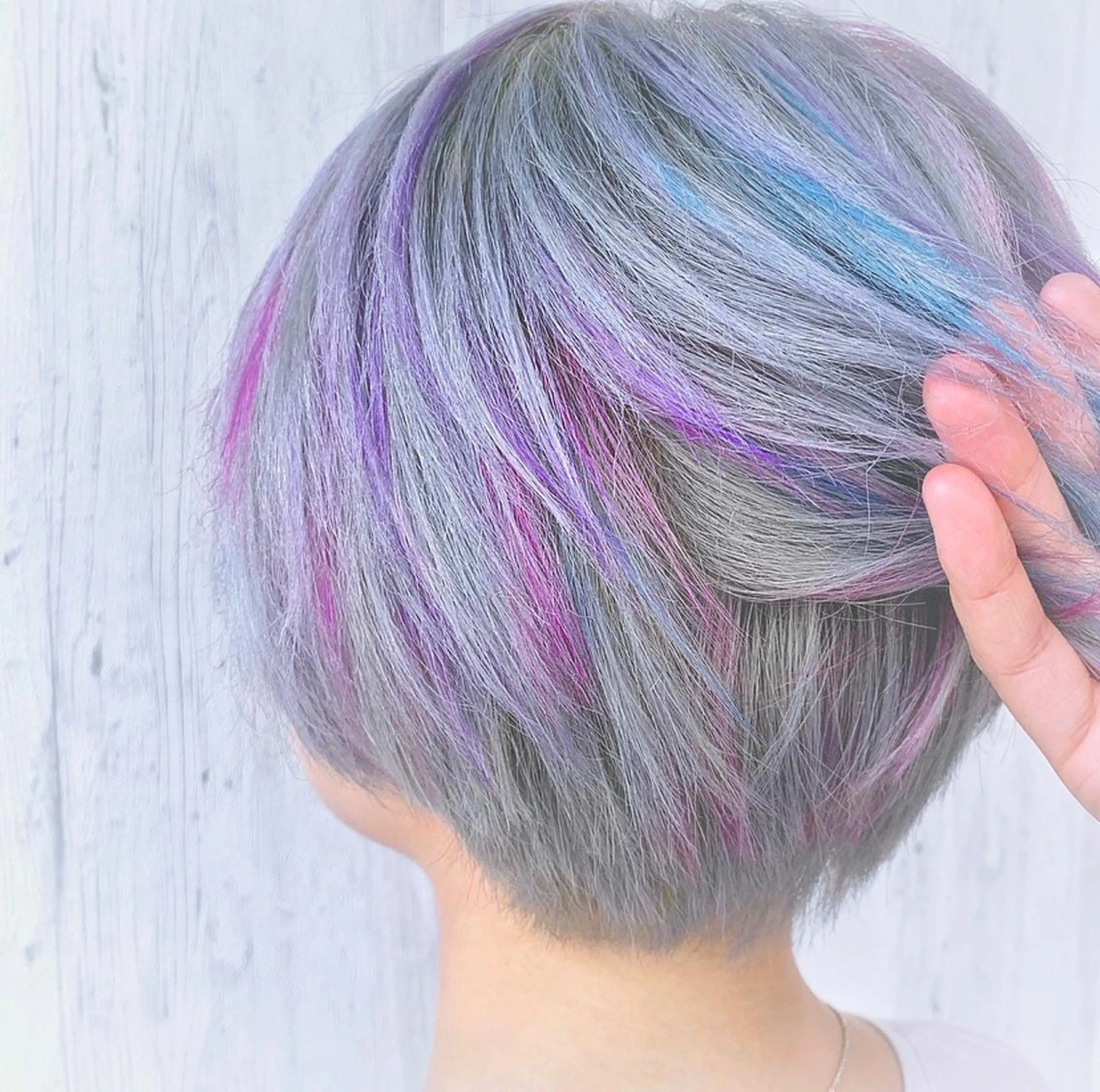 カラー EMANON新宿南口所属・🦄中性ウルフ ☁️Shiori🦄のヘアスタイル