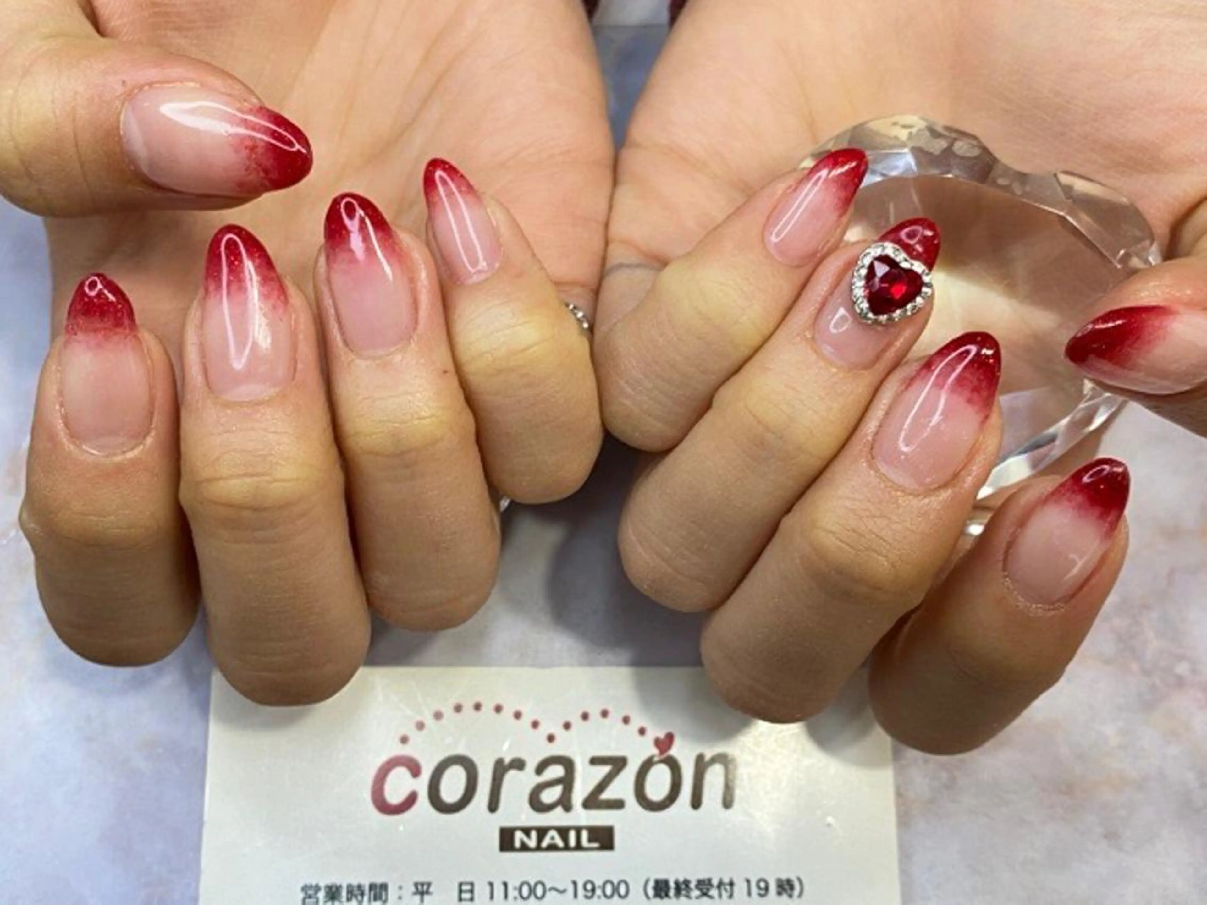 ネイル ジェルネイル グラデーション ラメ(グリッター) ラメグラデーション 赤色 ハンドネイル corazon所属・ネイリスト aicoのネイルデザイン