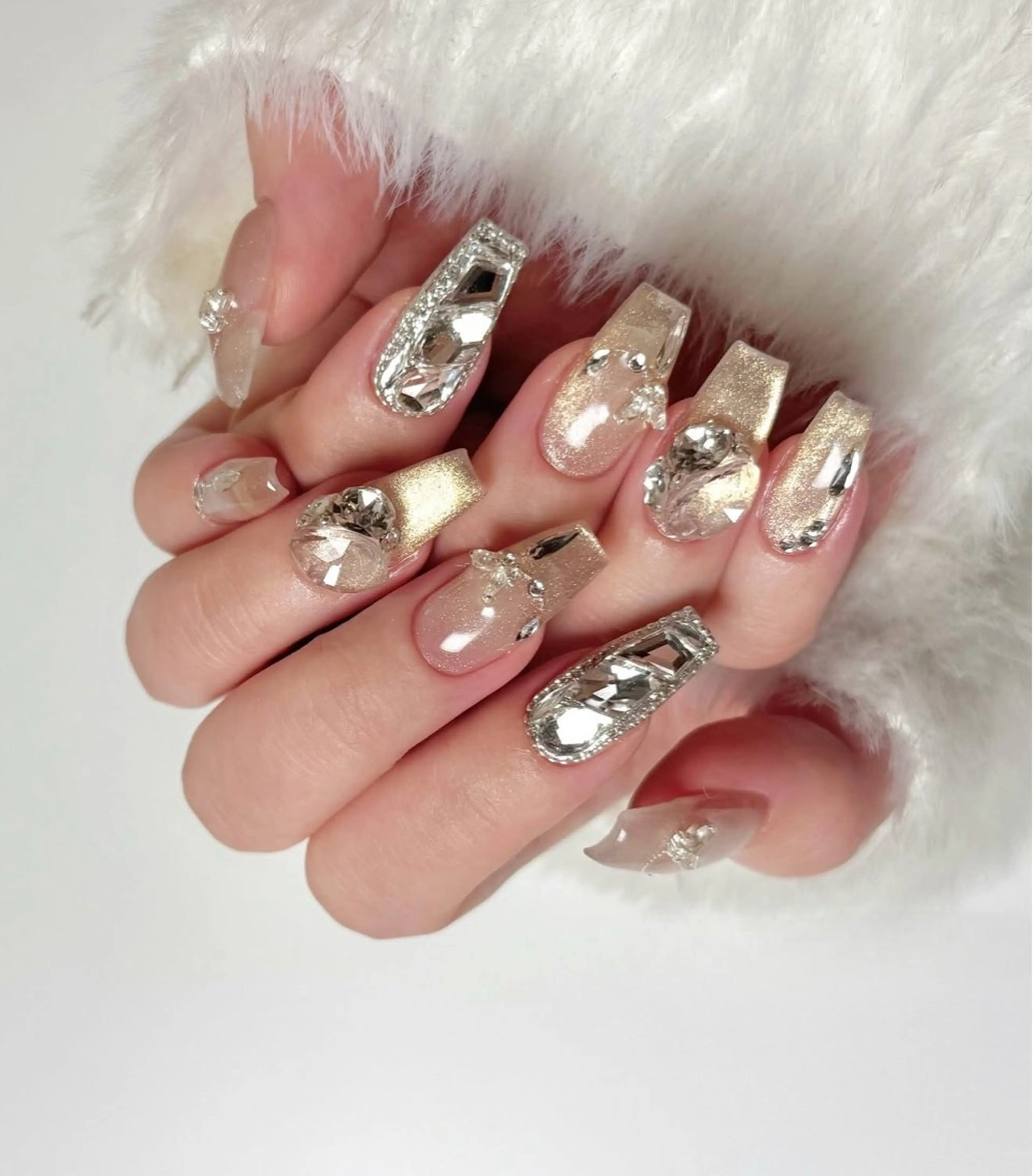 ネイル アニマル柄 オーロラネイル チークネイル フラッシュネイル ジェルネイル ハンドネイル Lyna Nailのネイルデザイン