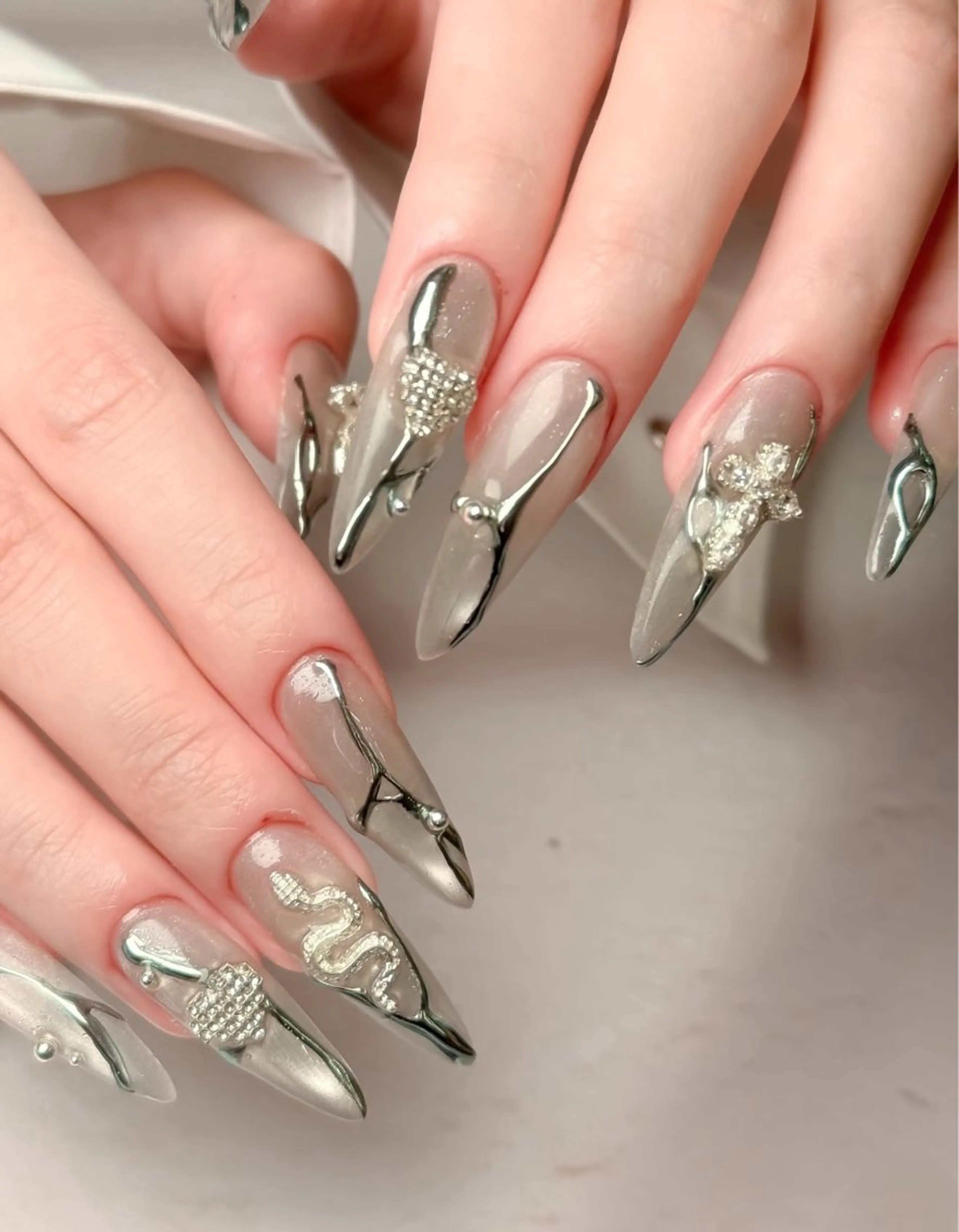 ネイル アニマル柄 オーロラネイル チークネイル フラッシュネイル ジェルネイル ハンドネイル Lyna Nailのネイルデザイン