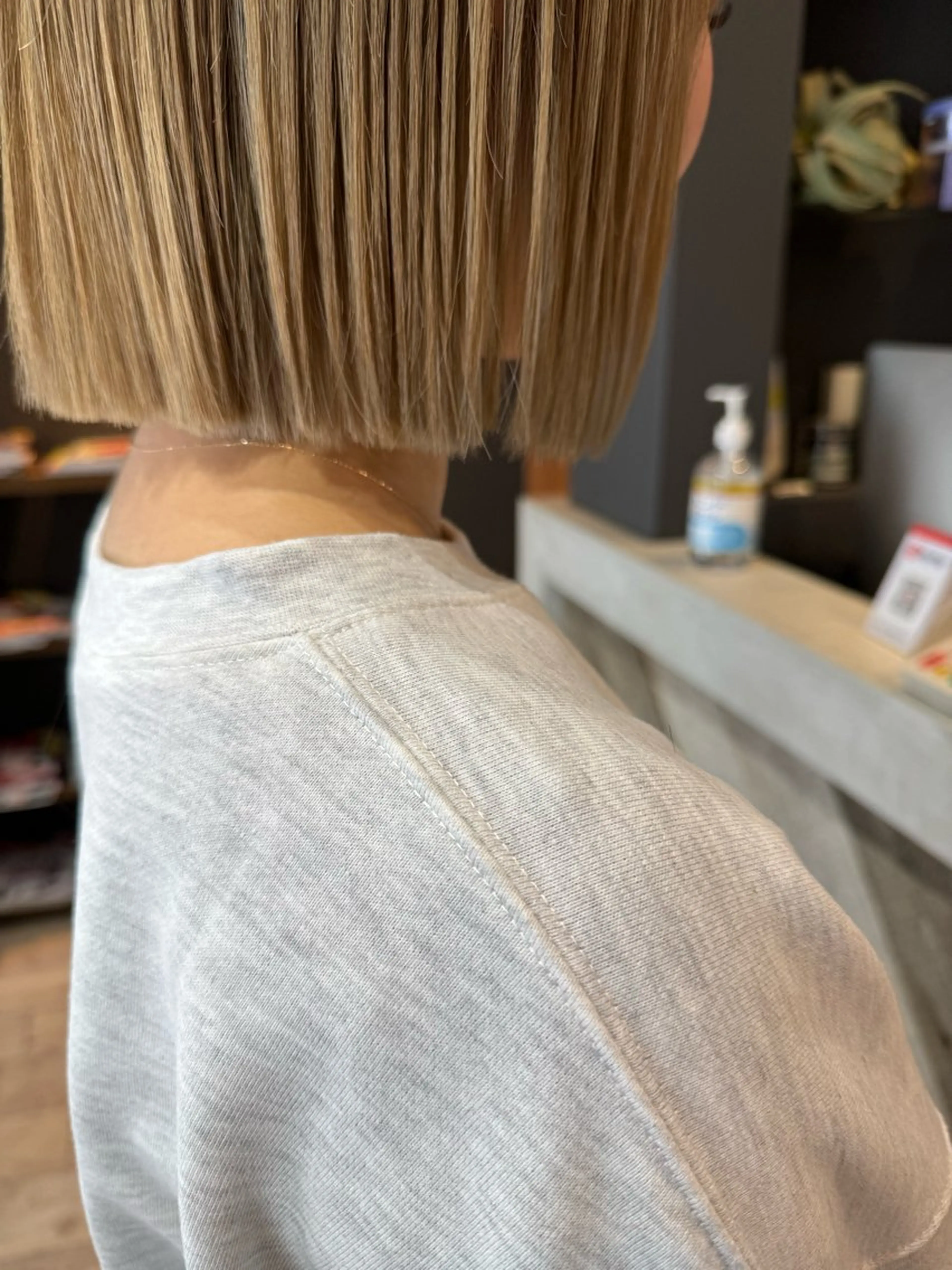 ミディアム カラー ハイトーンカラー ボブ ワタナベ テルマサのヘアスタイル