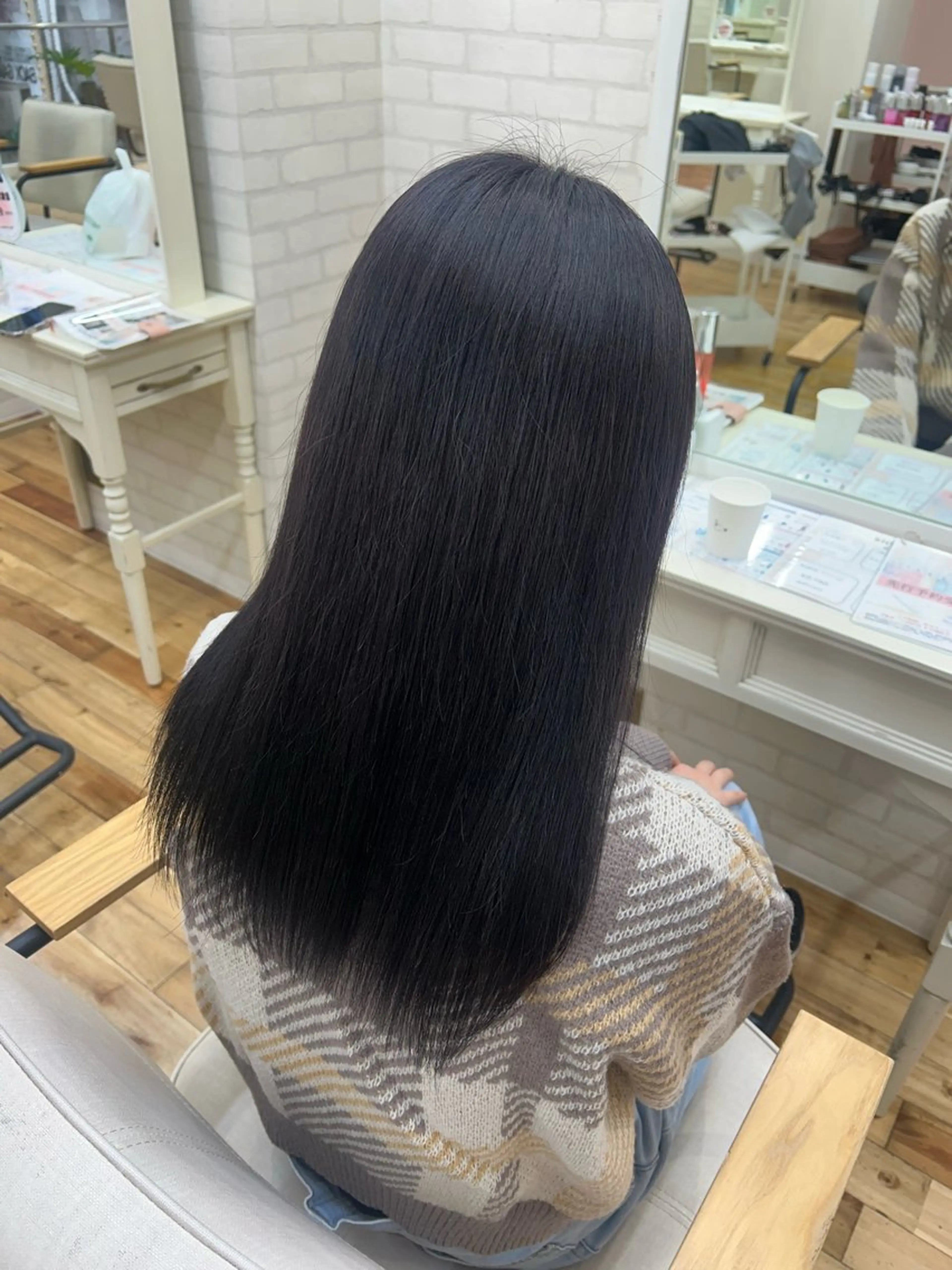 セミロング チョコレートブラウン カット ヘアカラー トリートメント 透明感カラー/牧内 楓/インナーカラーのヘアスタイル