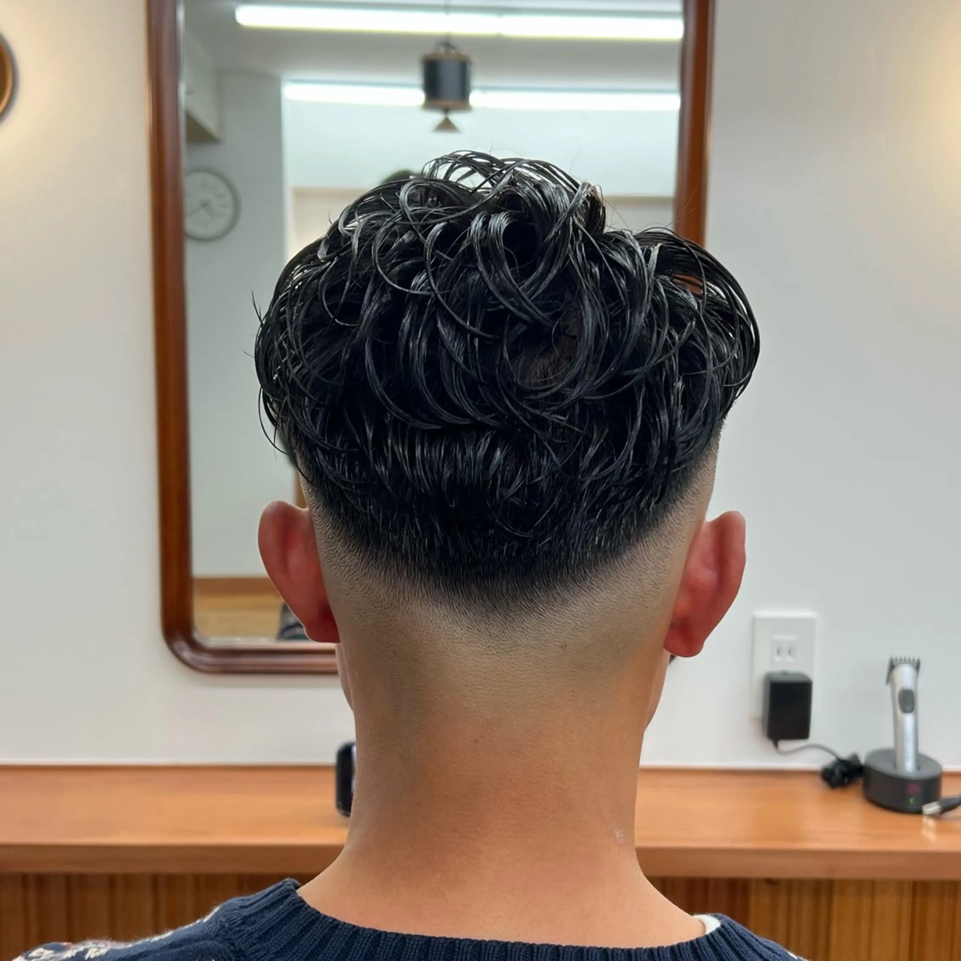 ショート パーマ メンズ フェードカット メンズパーマ スキンフェード カット パーマ メンズカット✂️ スキンフェード伊藤陸のヘアスタイル