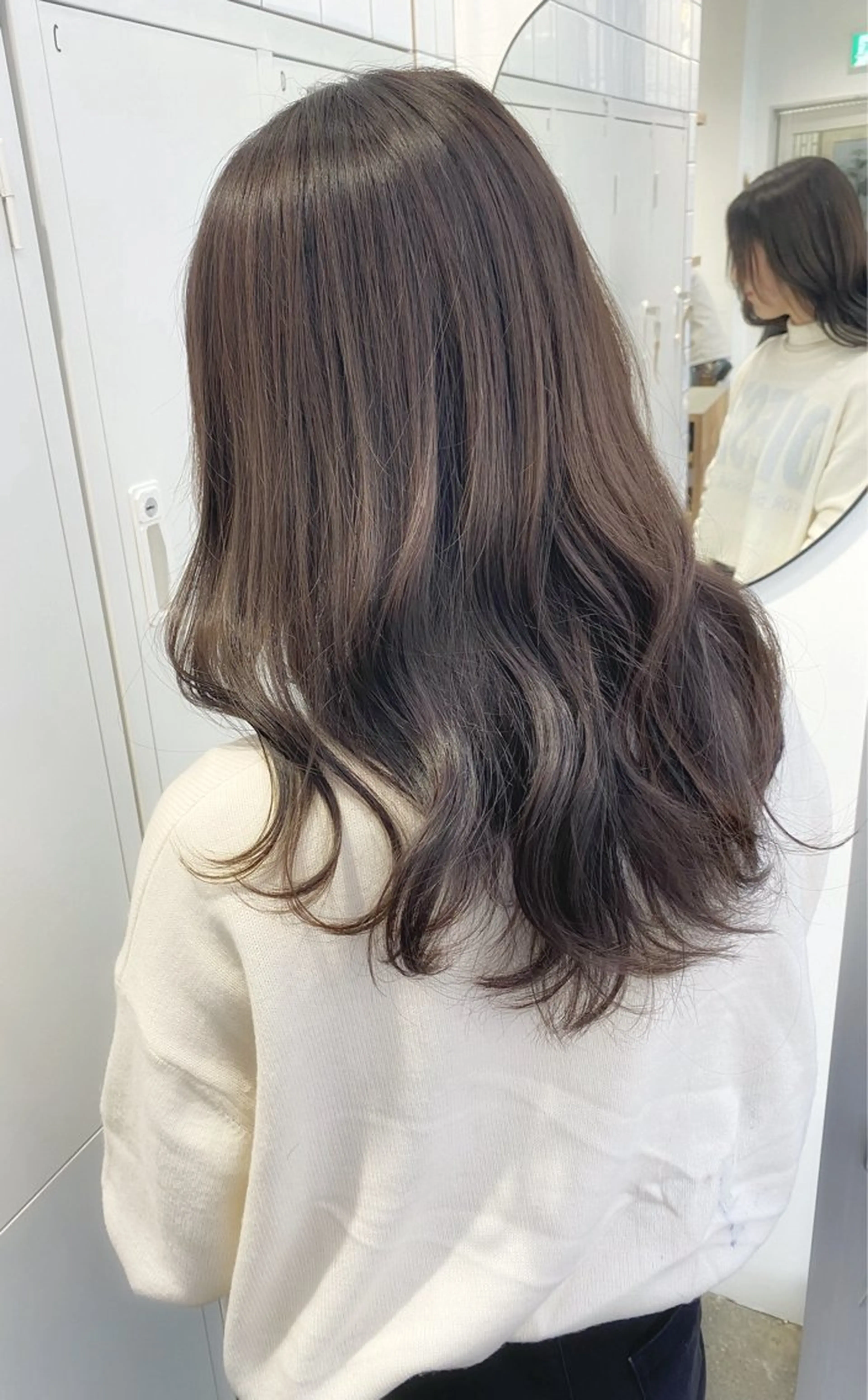 セミロング カラー ブリーチ グレージュ ブリーチなしカラー レイヤーカット ヘアカラー トリートメント ヘッドスパ ヘアセット SALOWIN新宿三丁目【サロウィン】所属・ハッシュレイヤー💐 透明感カラー💐青木のヘアスタイル