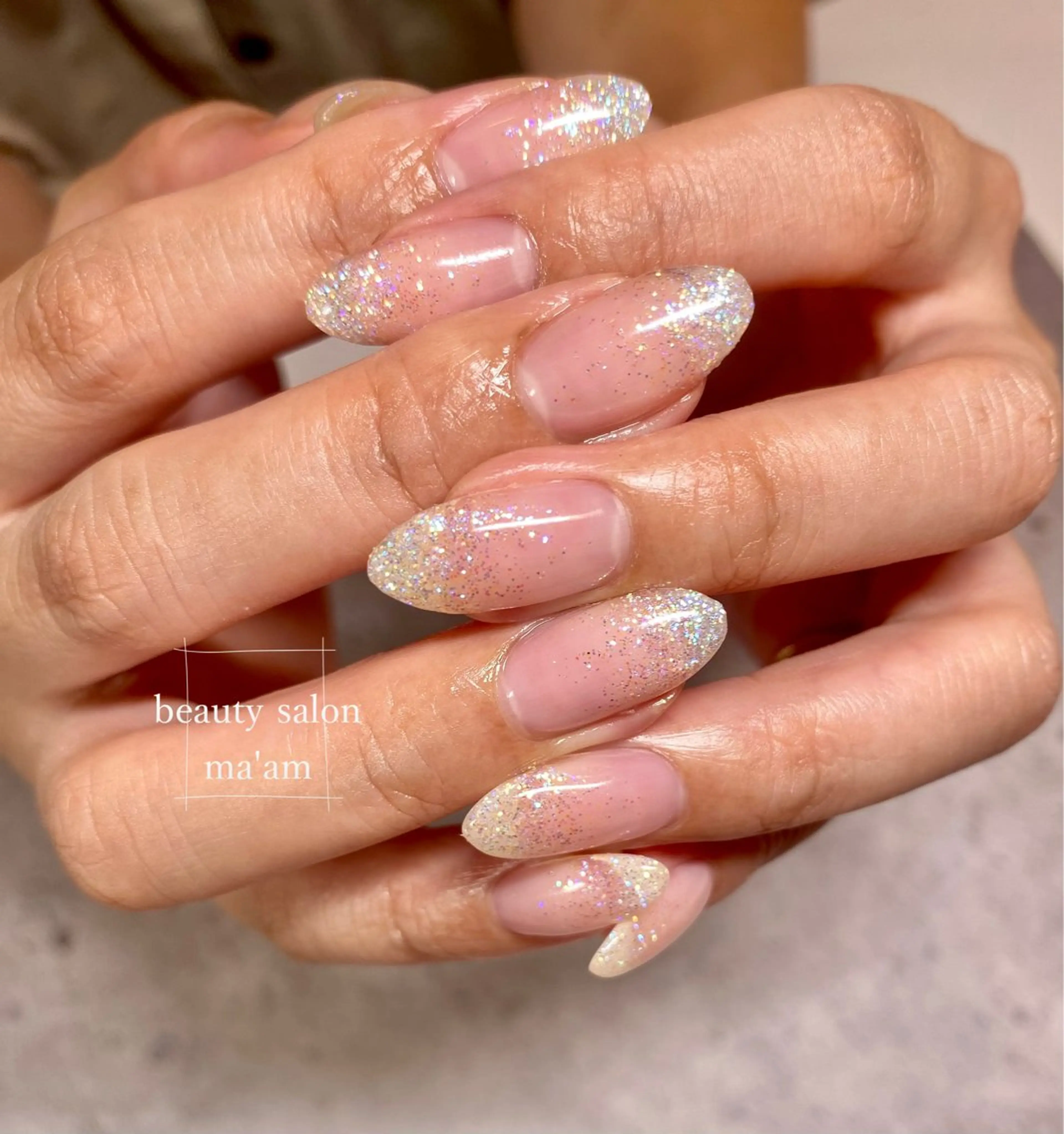 ネイル グラデーション ラメ(グリッター) ホワイト ハンドネイル beauty salon ma'am所属・chihiro 小路ネイルのネイルデザイン