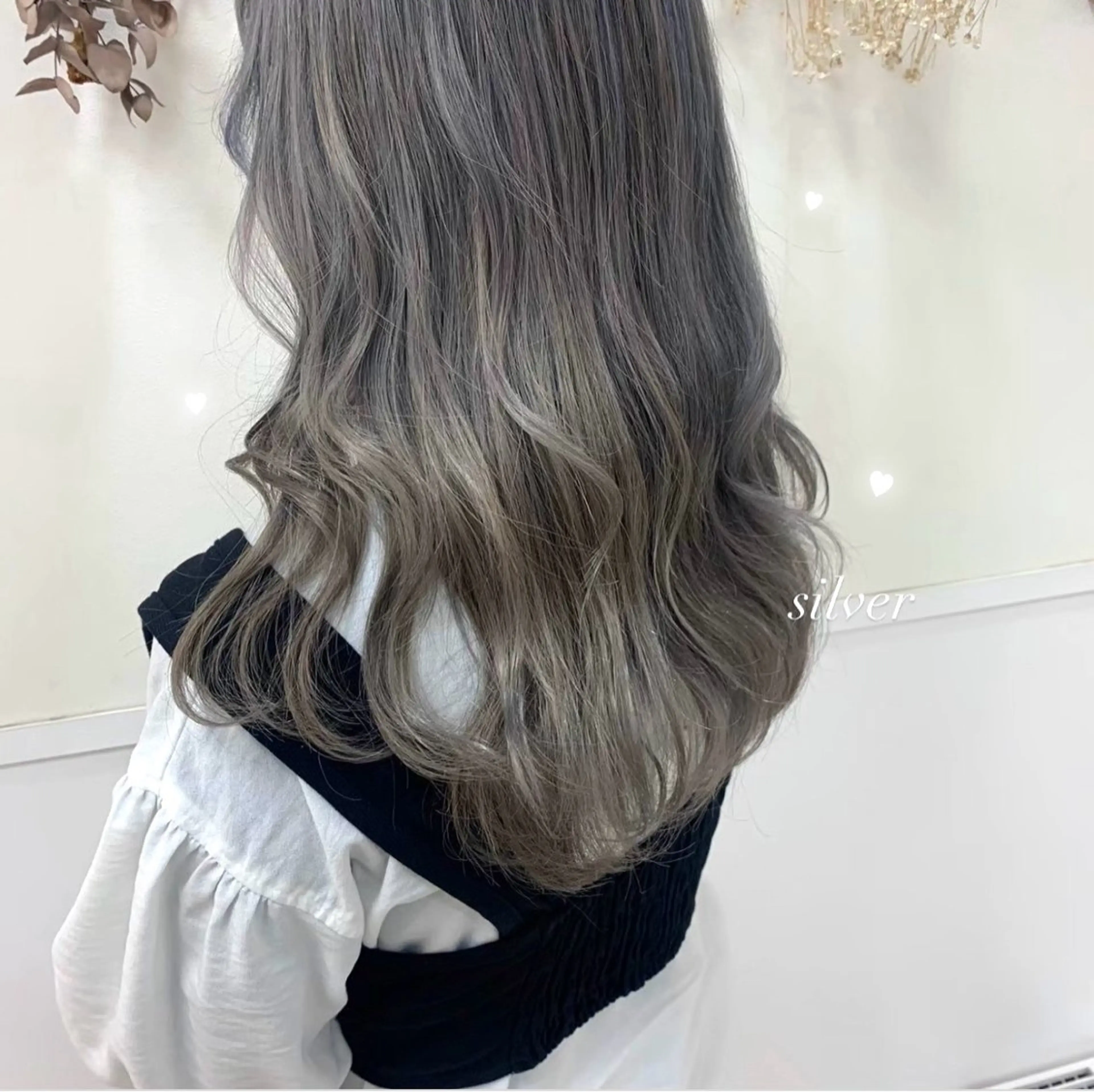 ロング カラー ブリーチ 透明感カラー ハイトーンカラー シルバー ロング ハイトーン👱‍♀️ シールエクステ/彩花のヘアスタイル