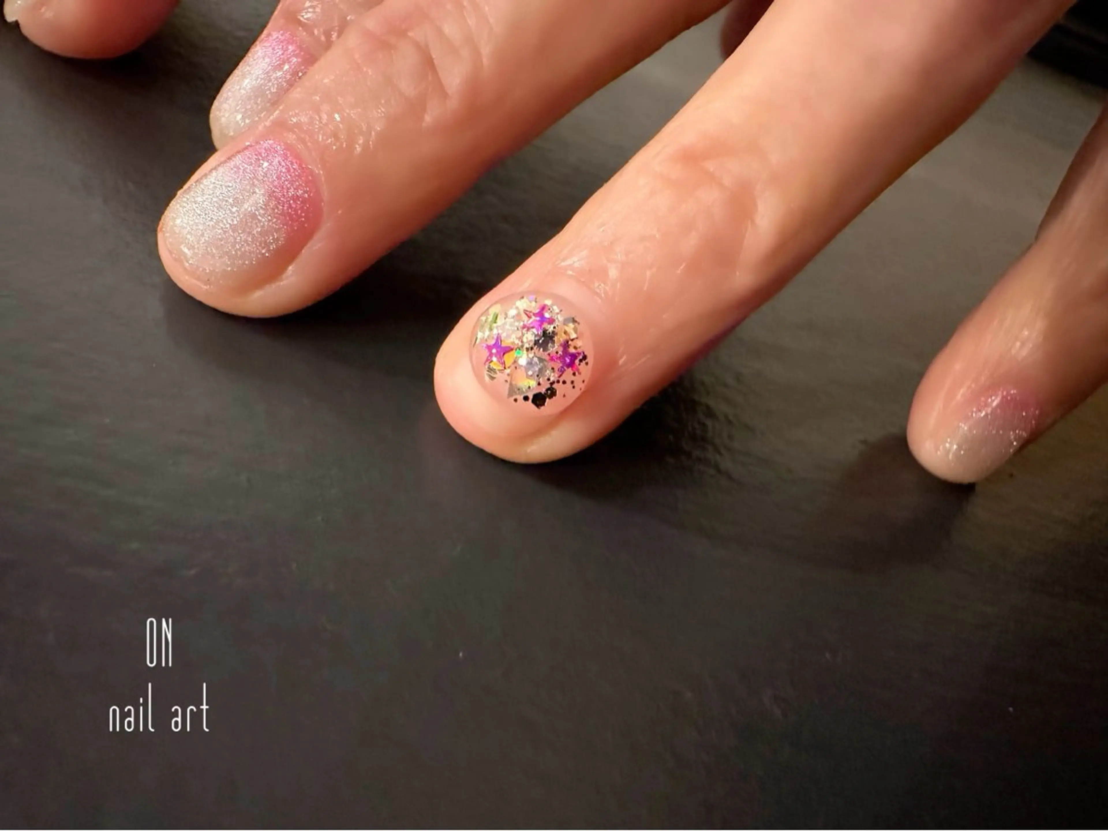 ネイル グラデーション ラメ(グリッター) マグネットネイル ピンク ホワイト ON nail artのネイルデザイン