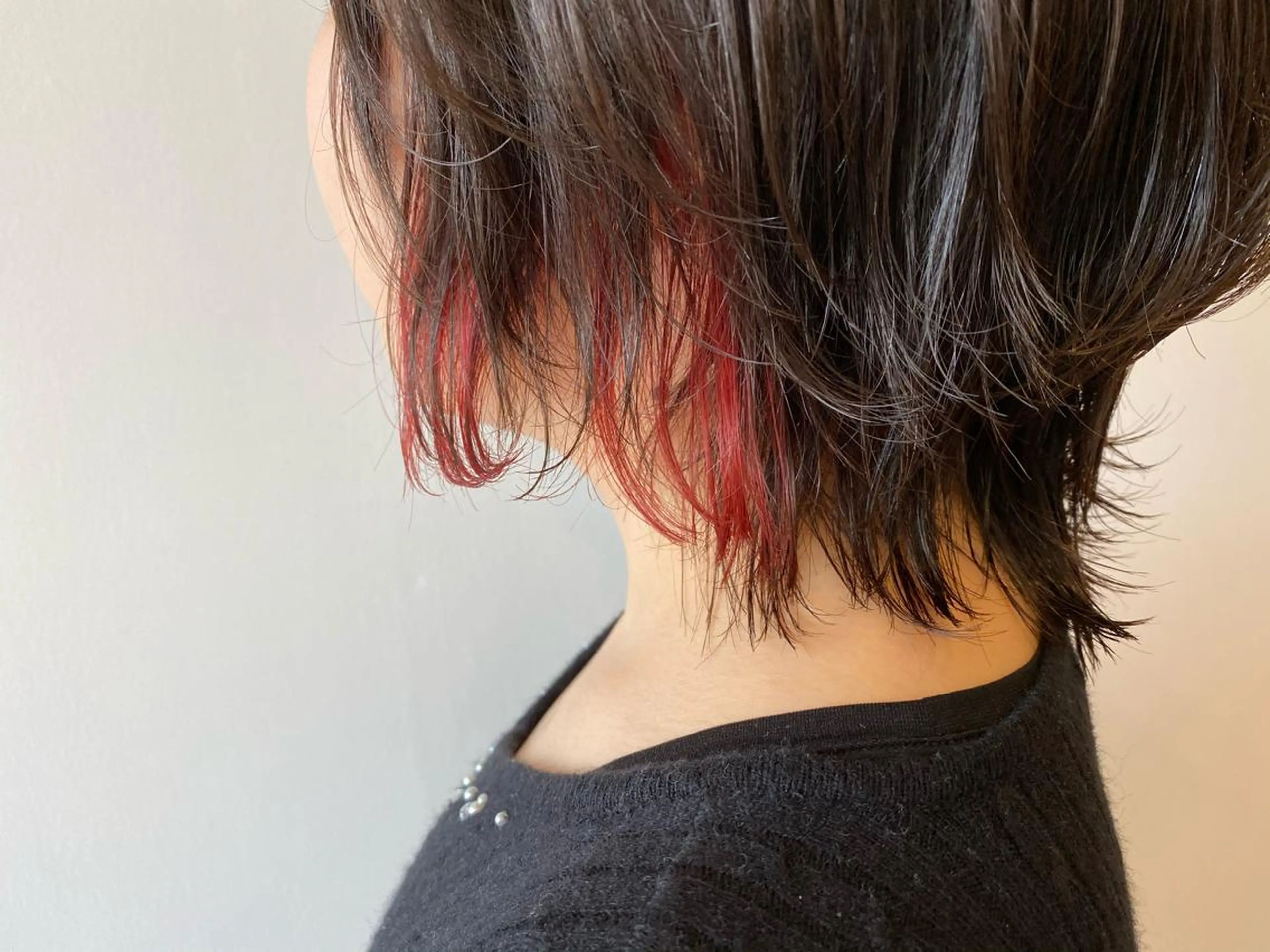 ショート カラー イヤリングカラー レッドカラー 外ハネヘア ウルフカット カット ヘアカラー トリートメント 鈴木 翔梧のヘアスタイル