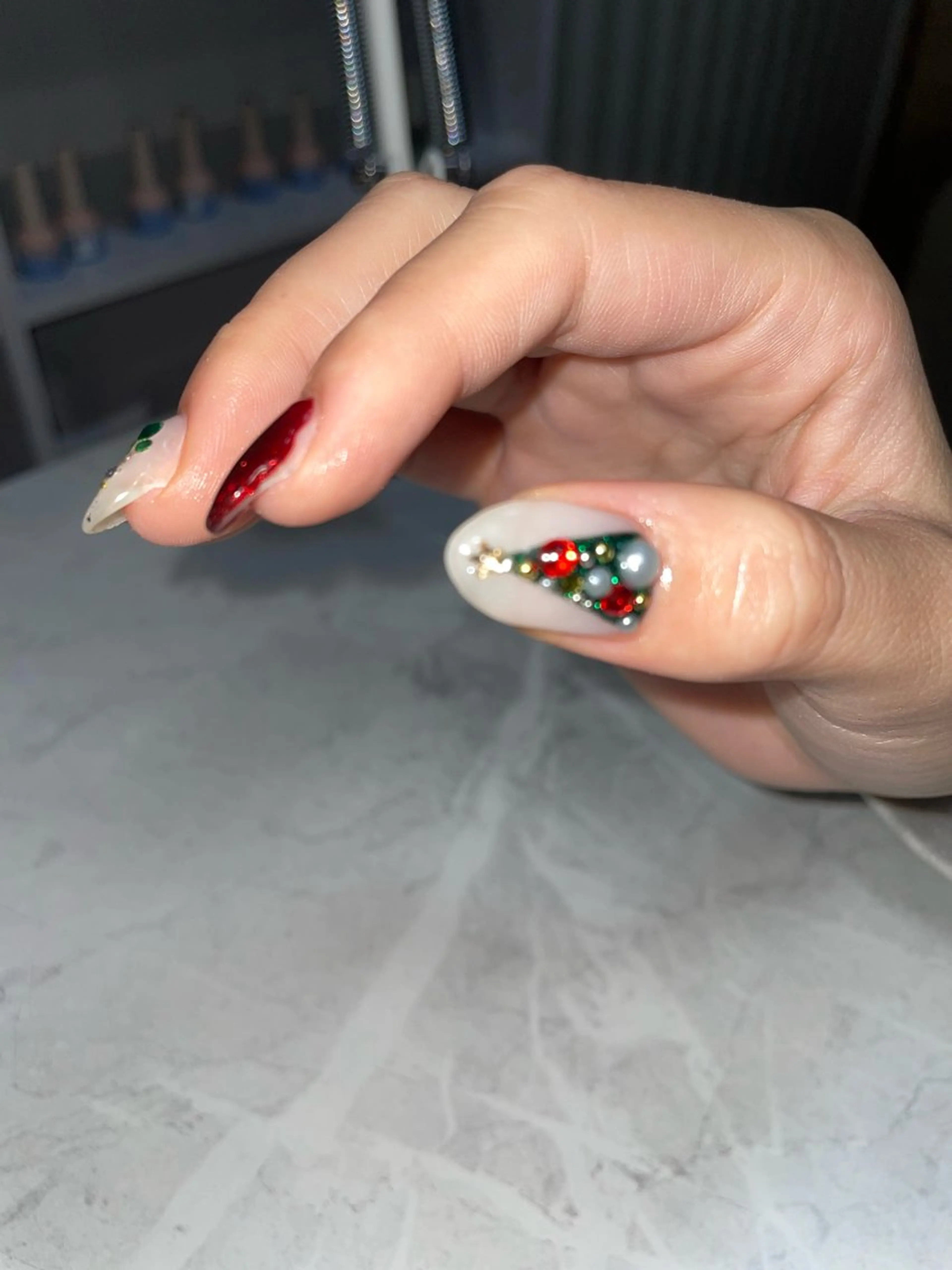 ネイル キラキラネイル ニュアンスネイル ストーンネイル 冬ネイル クリスマス ハンドネイル miinail miyuuのネイルデザイン