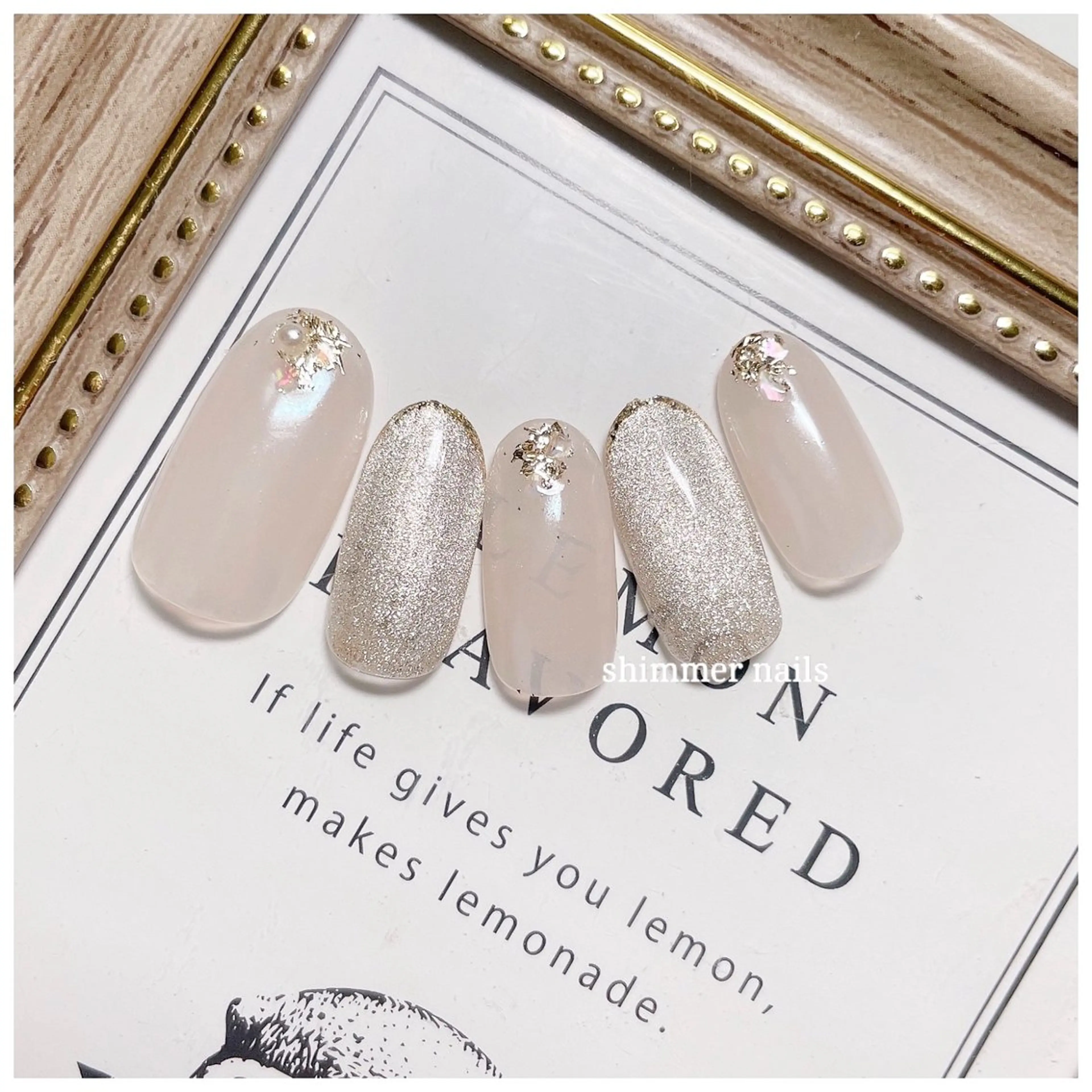 ネイル オーロラネイル ホワイト shimmer nailsのネイルデザイン