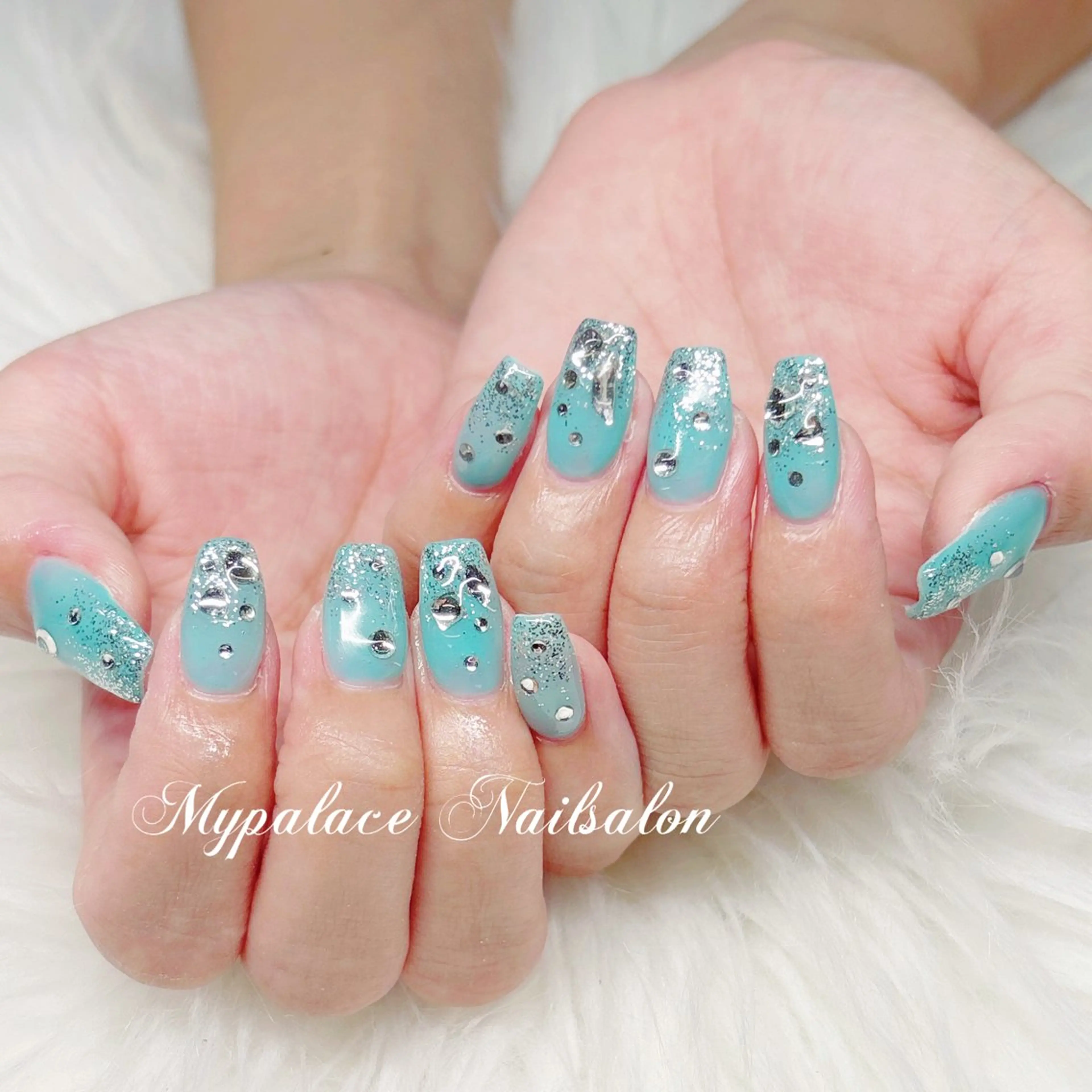 ネイル グラデーション キラキラネイル ラメ(グリッター) ラメグラデーション ストーンネイル ハンドネイル Yuis Nailスカルプ専門のネイルデザイン