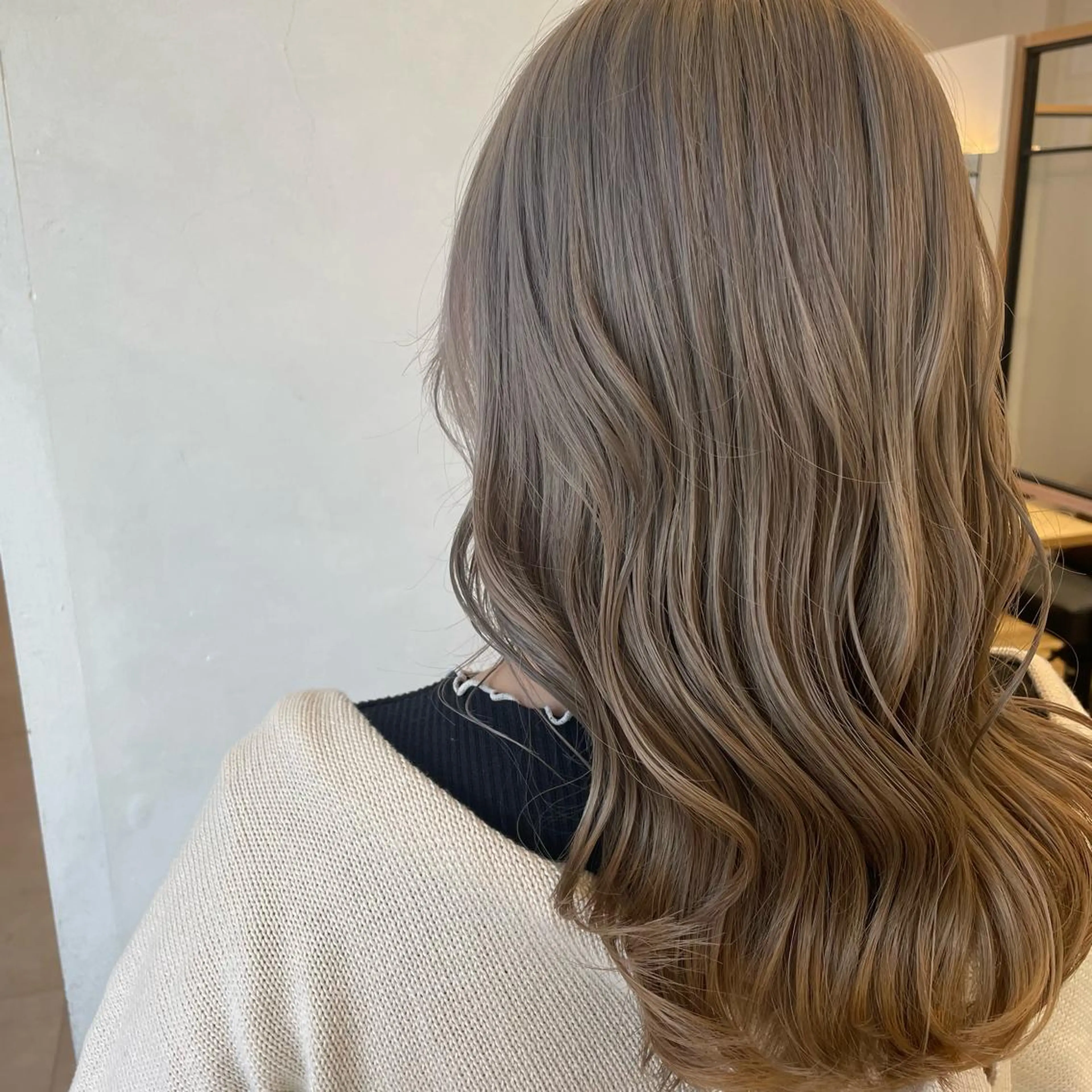 ロング カラー ベージュカラー ブリーチ ミルクティーベージュ ふるはし みなのヘアスタイル