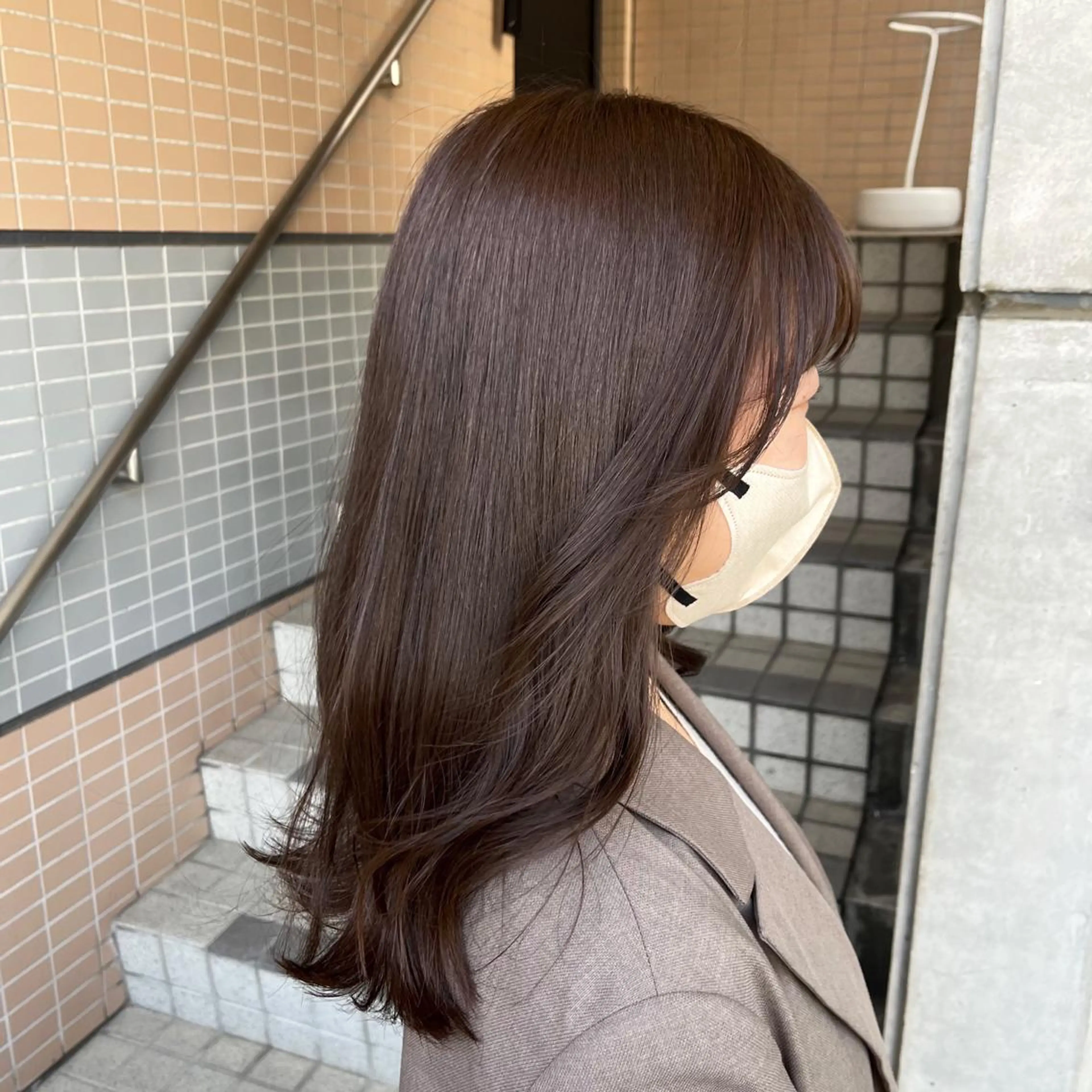 セミロング カラー アッシュ ベージュカラー ナミ🩶暗髪/暖色 ❤️/透明感/縮毛のヘアスタイル