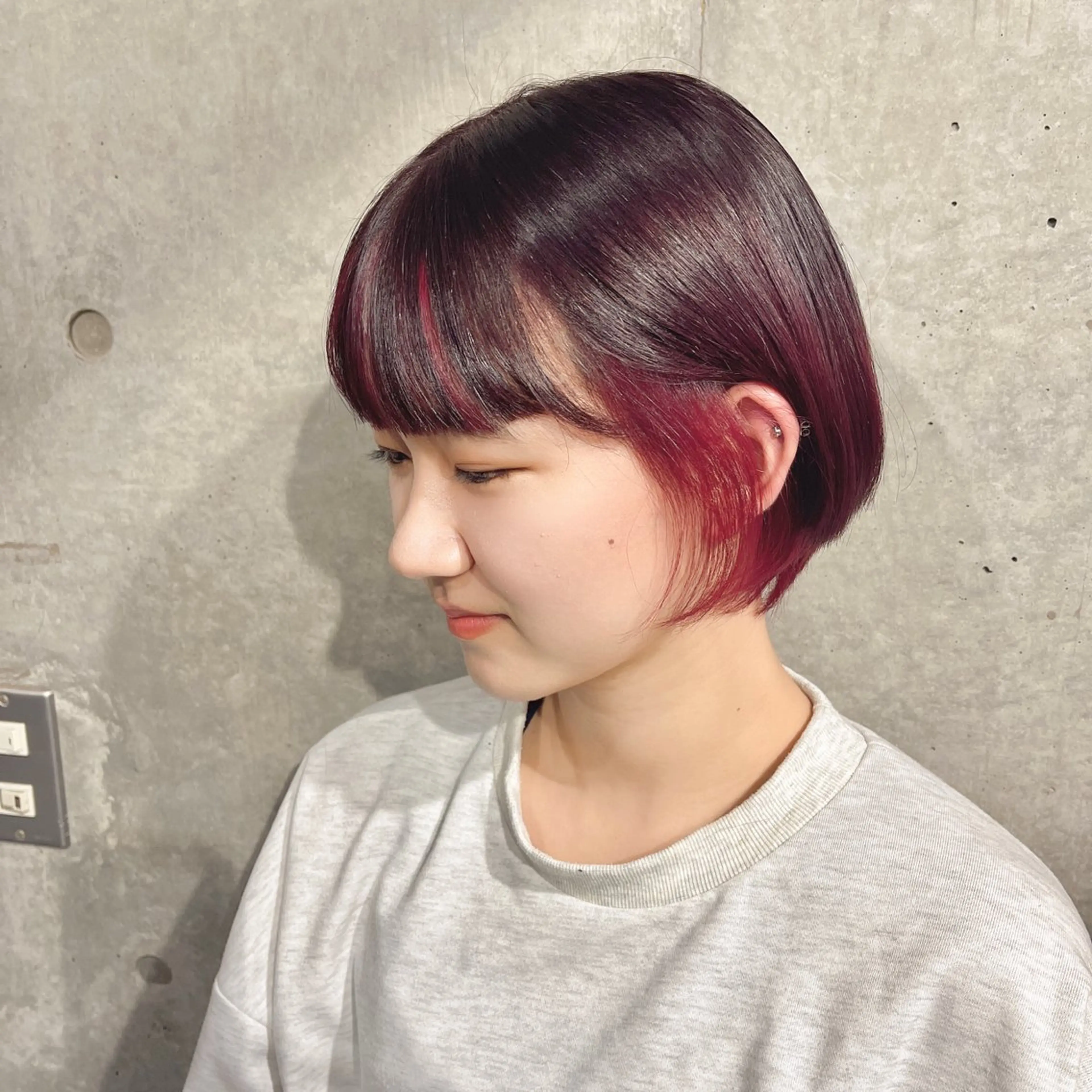 ショート カラー ショートボブ ブリーチ イヤリングカラー ピンクカラー レッドカラー ヘアカラー 藤澤 夏実/インナーカラーのヘアスタイル