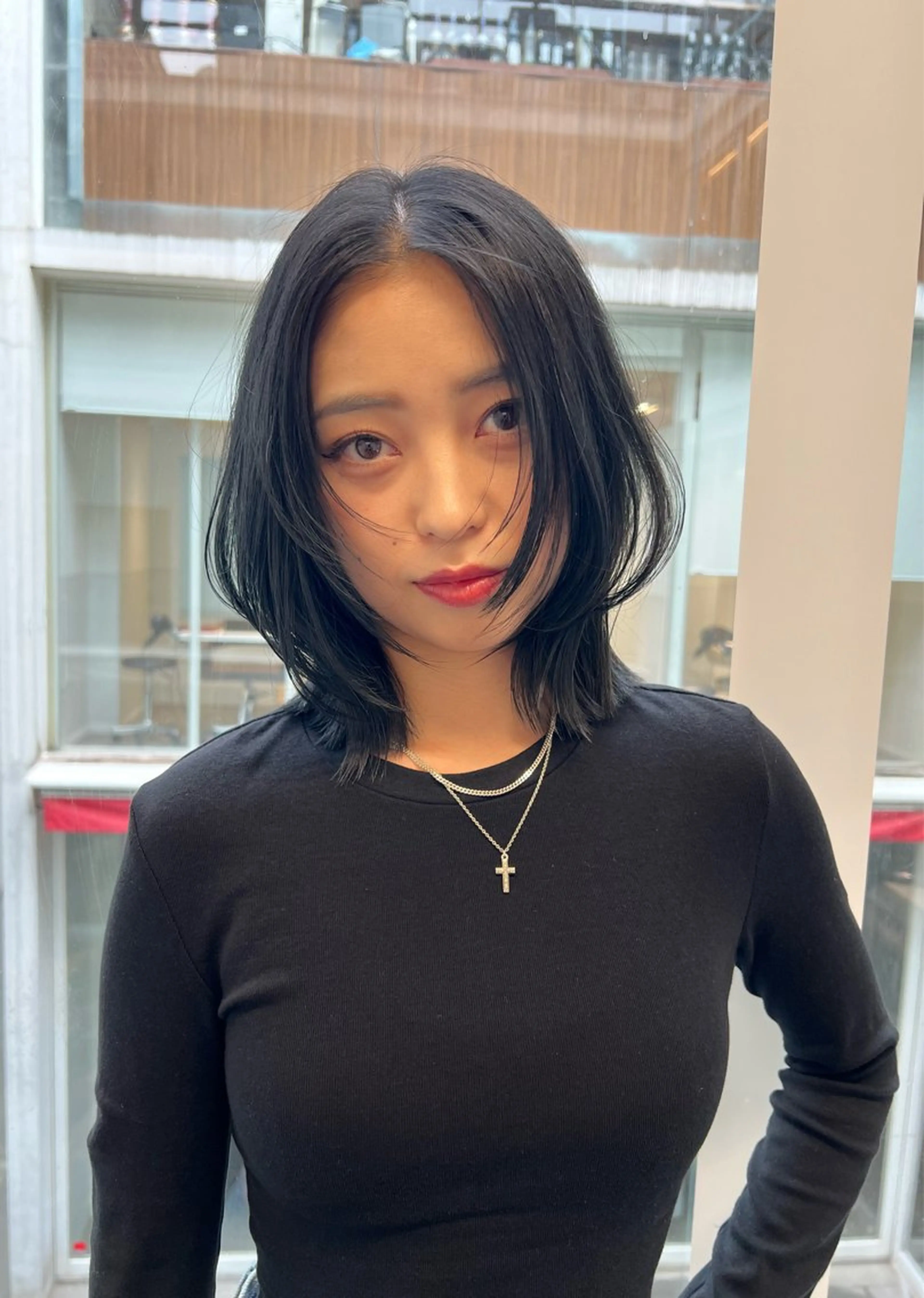 ミディアム レイヤーカット 小顔カット ウルフカット ウルフレイヤー salowin表参道HOLON所属・TOMOYAレイヤー ブリーチ縮毛矯正のヘアスタイル