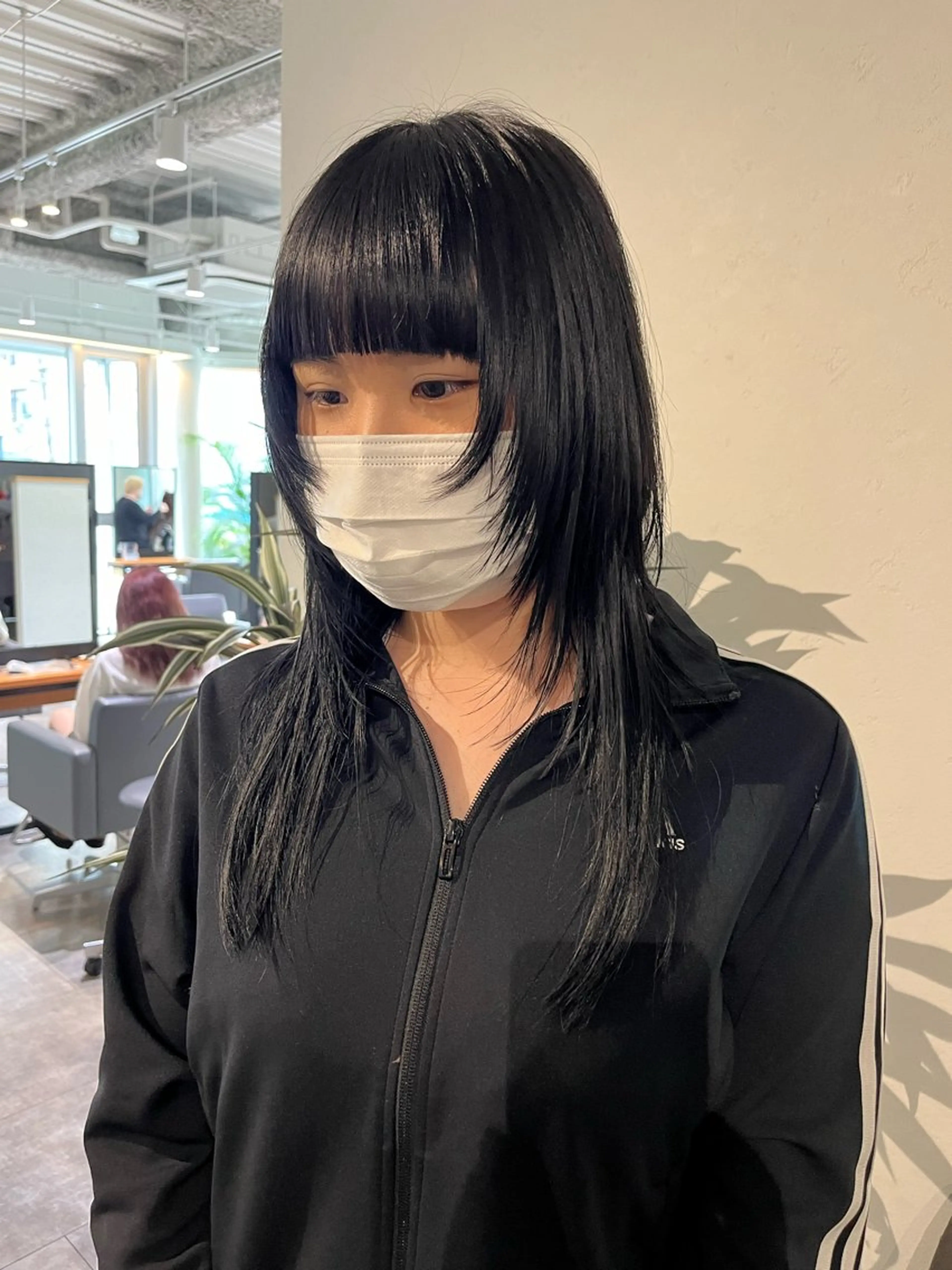 セミロング カラー 黒髪 ブルーカラー ブルーブラック レイヤーカット カット ヘアカラー 桃果 momokaのヘアスタイル